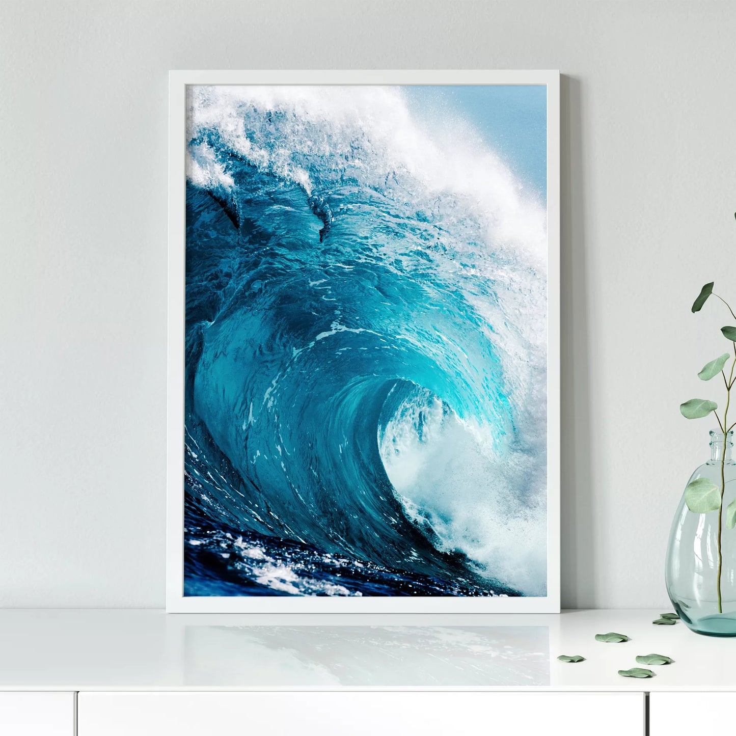 力強いターコイズブルーの波が白い泡を立てながら渦を巻き、青空を背景に迫力ある自然の躍動感を表現した海の写真。細部まで捉えられた波のダイナミックな動きと鮮やかな色彩が印象的。