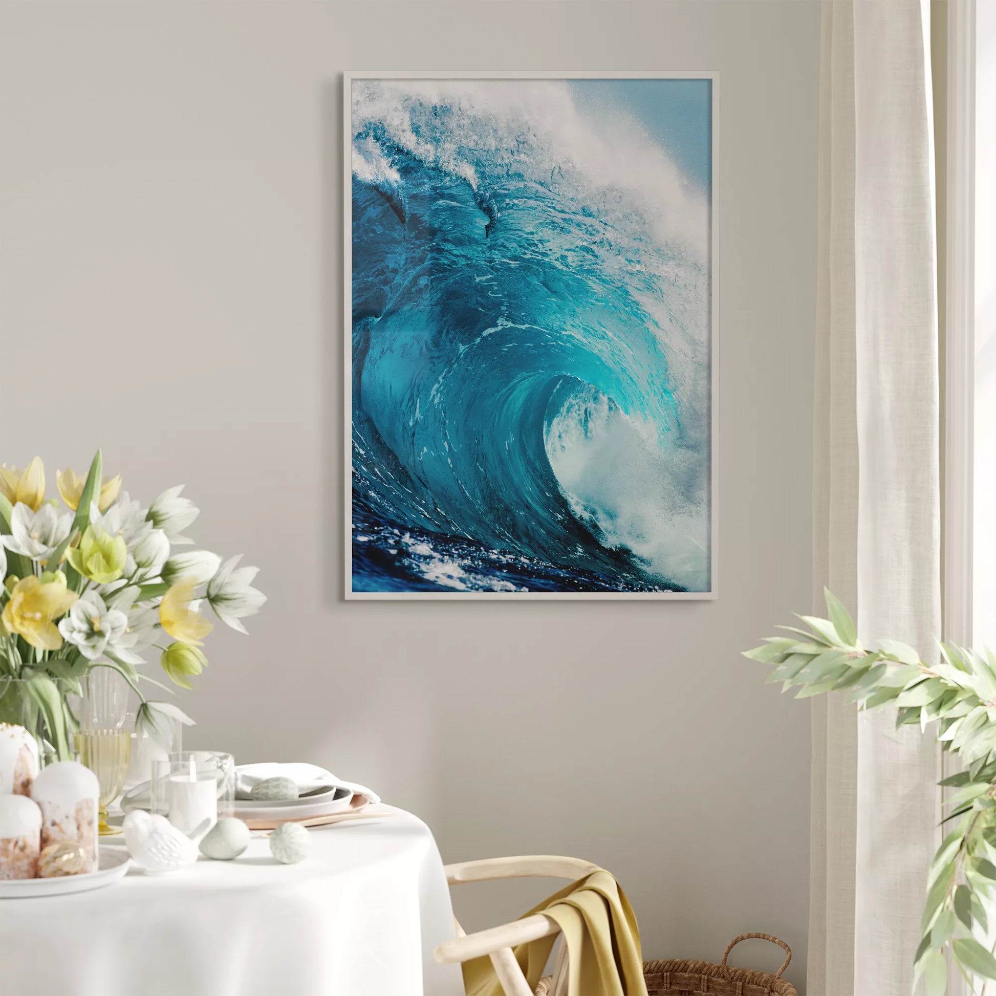 力強いターコイズブルーの波が白い泡を立てながら渦を巻き、青空を背景に迫力ある自然の躍動感を表現した海の写真。細部まで捉えられた波のダイナミックな動きと鮮やかな色彩が印象的。