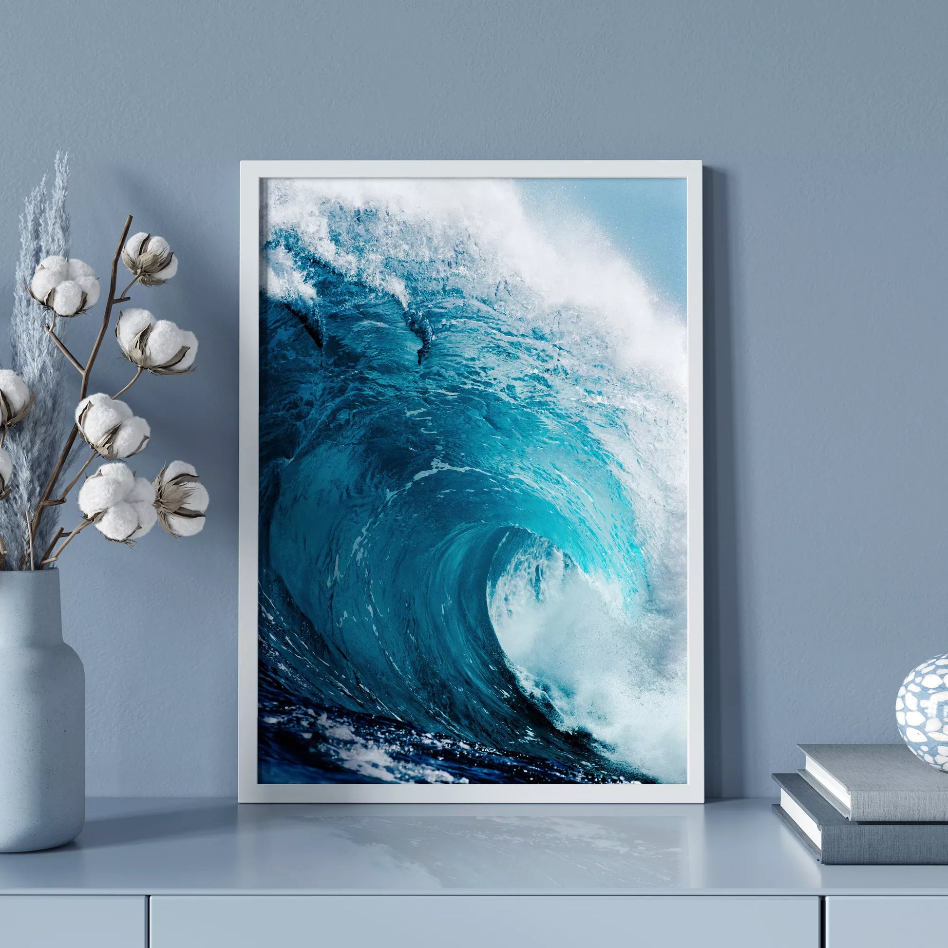 力強いターコイズブルーの波が白い泡を立てながら渦を巻き、青空を背景に迫力ある自然の躍動感を表現した海の写真。細部まで捉えられた波のダイナミックな動きと鮮やかな色彩が印象的。