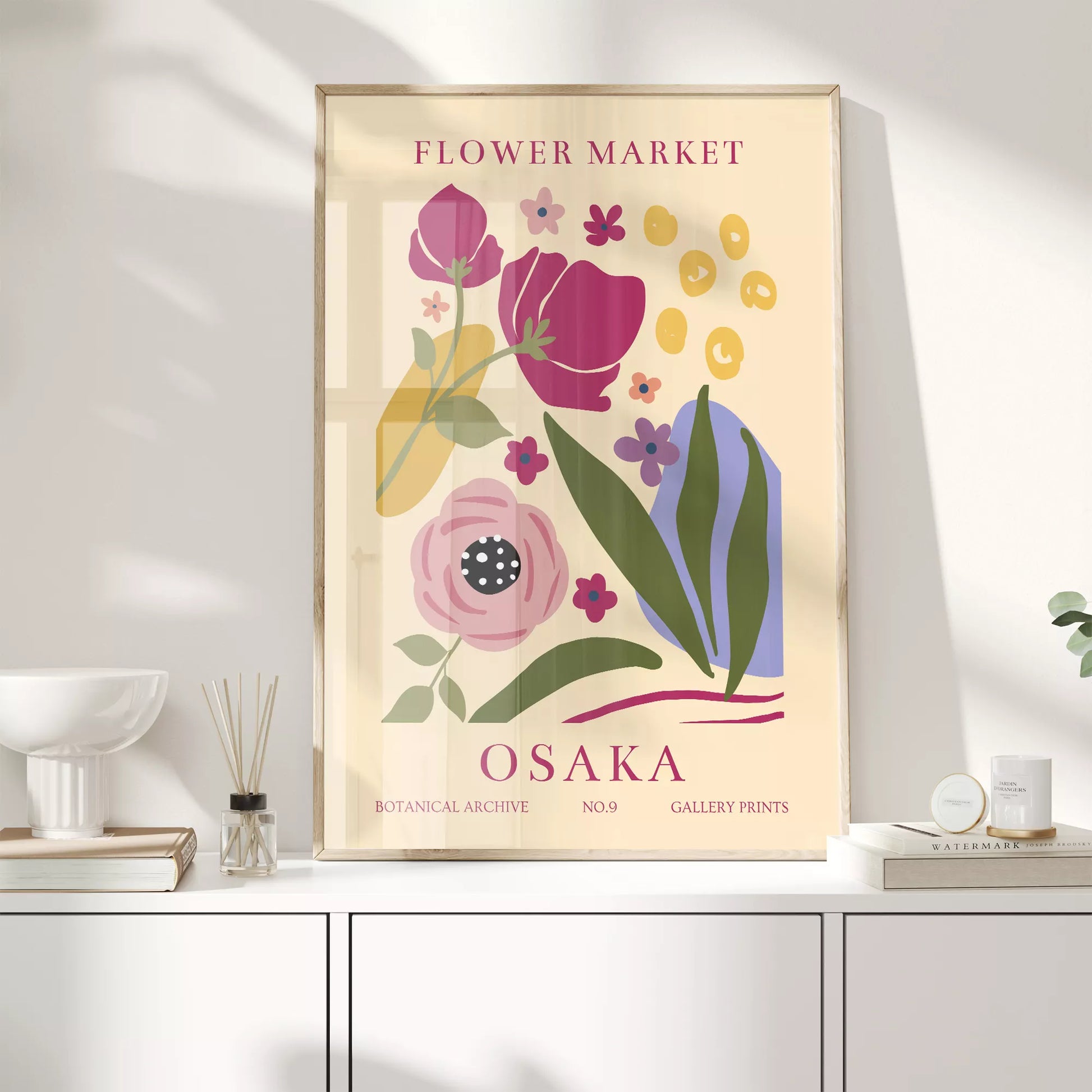 大阪フラワーマーケットのボタニカルアートポスター、淡いベージュ背景に赤紫の花とパステルカラーの植物モチーフ