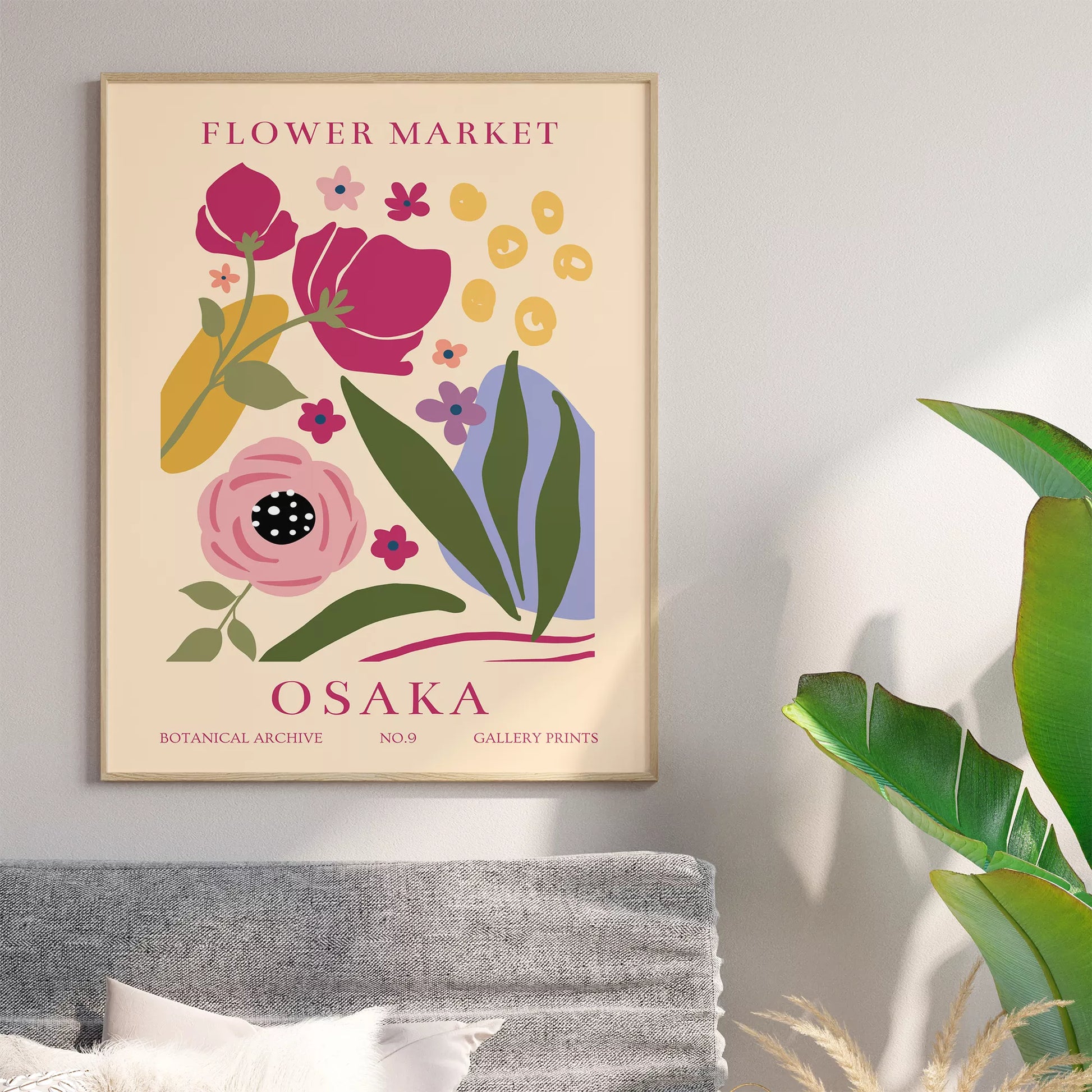 大阪フラワーマーケットのボタニカルアートポスター、淡いベージュ背景に赤紫の花とパステルカラーの植物モチーフ