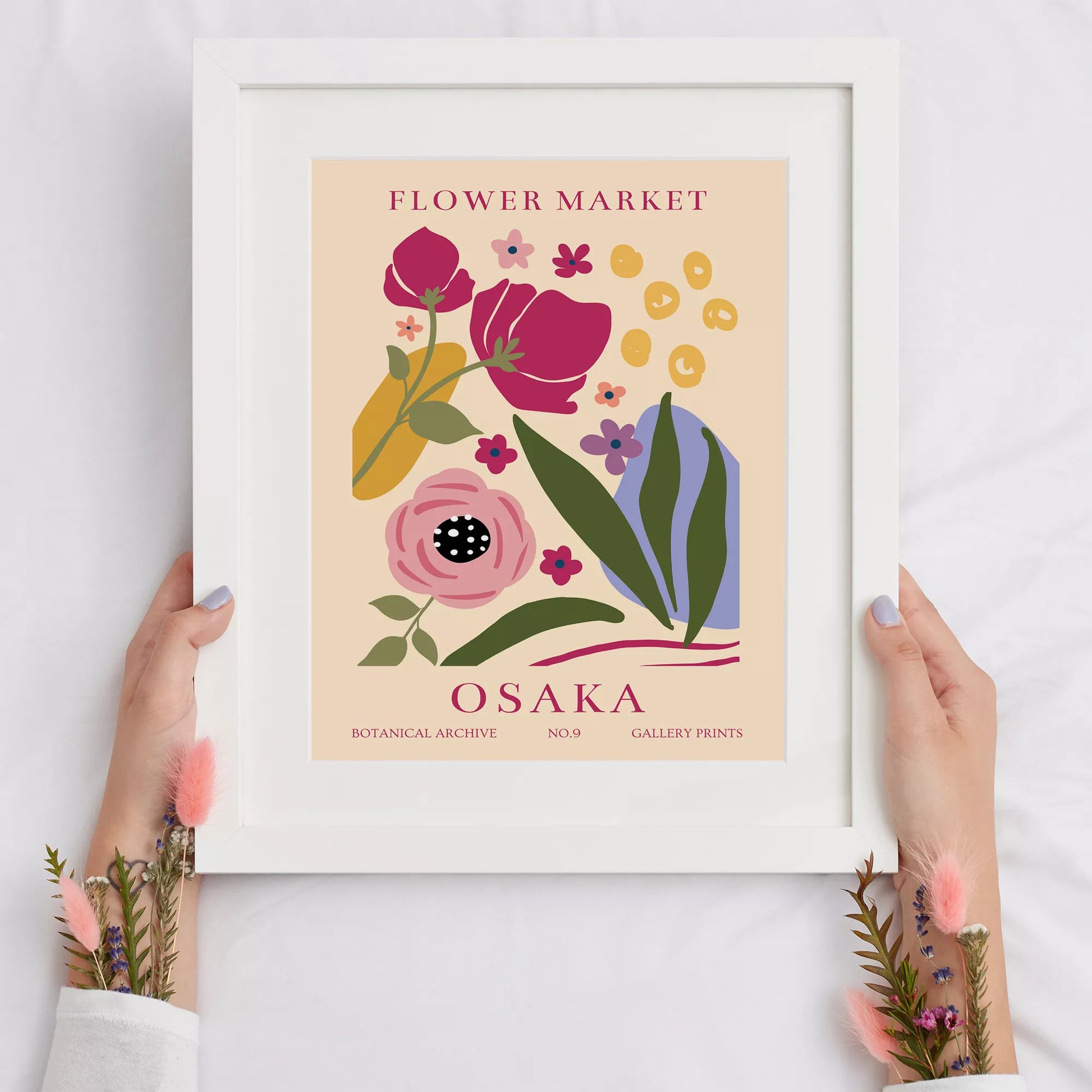 大阪フラワーマーケットのボタニカルアートポスター、淡いベージュ背景に赤紫の花とパステルカラーの植物モチーフ