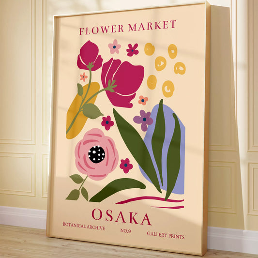大阪フラワーマーケットのボタニカルアートポスター、淡いベージュ背景に赤紫の花とパステルカラーの植物モチーフ