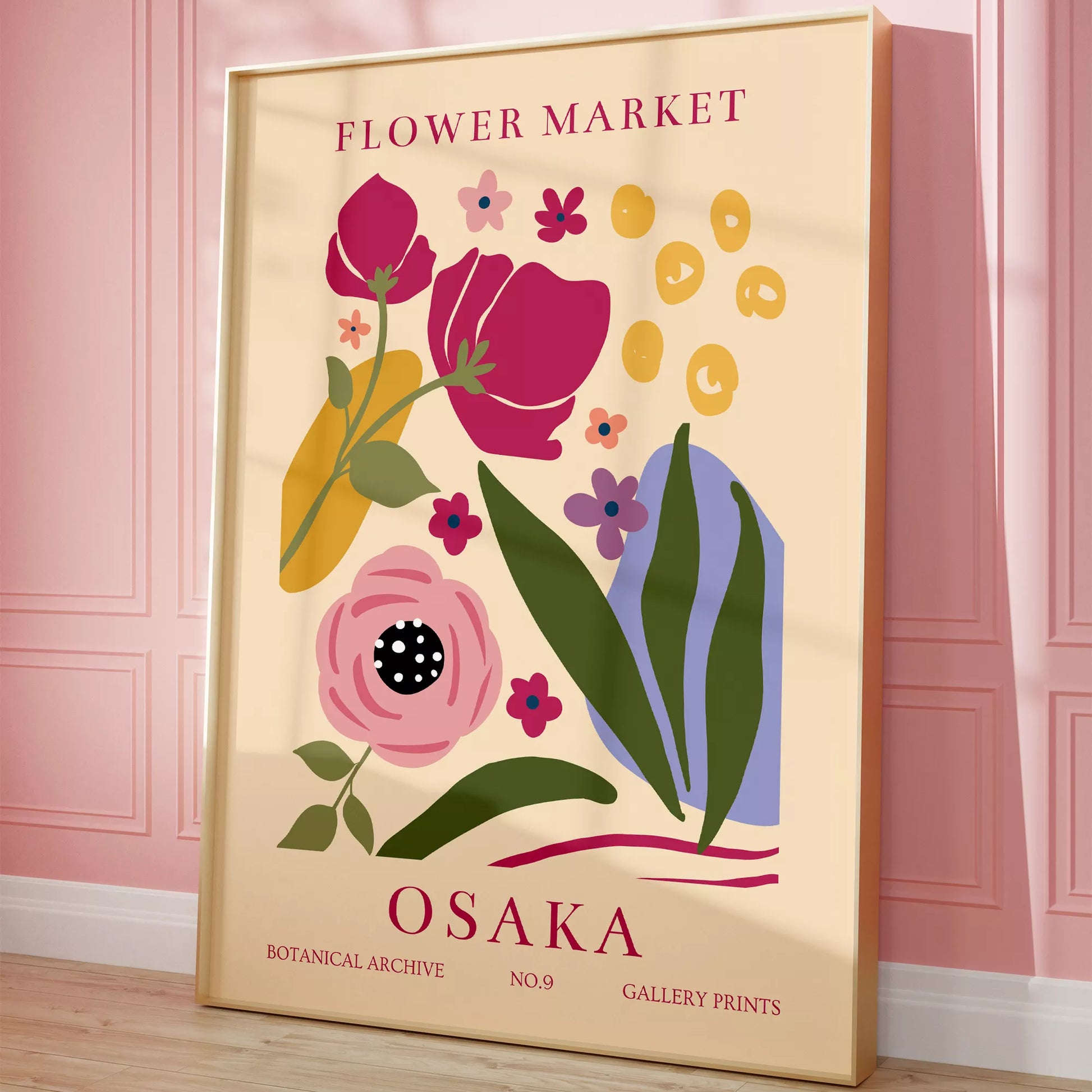 大阪フラワーマーケットのボタニカルアートポスター、淡いベージュ背景に赤紫の花とパステルカラーの植物モチーフ