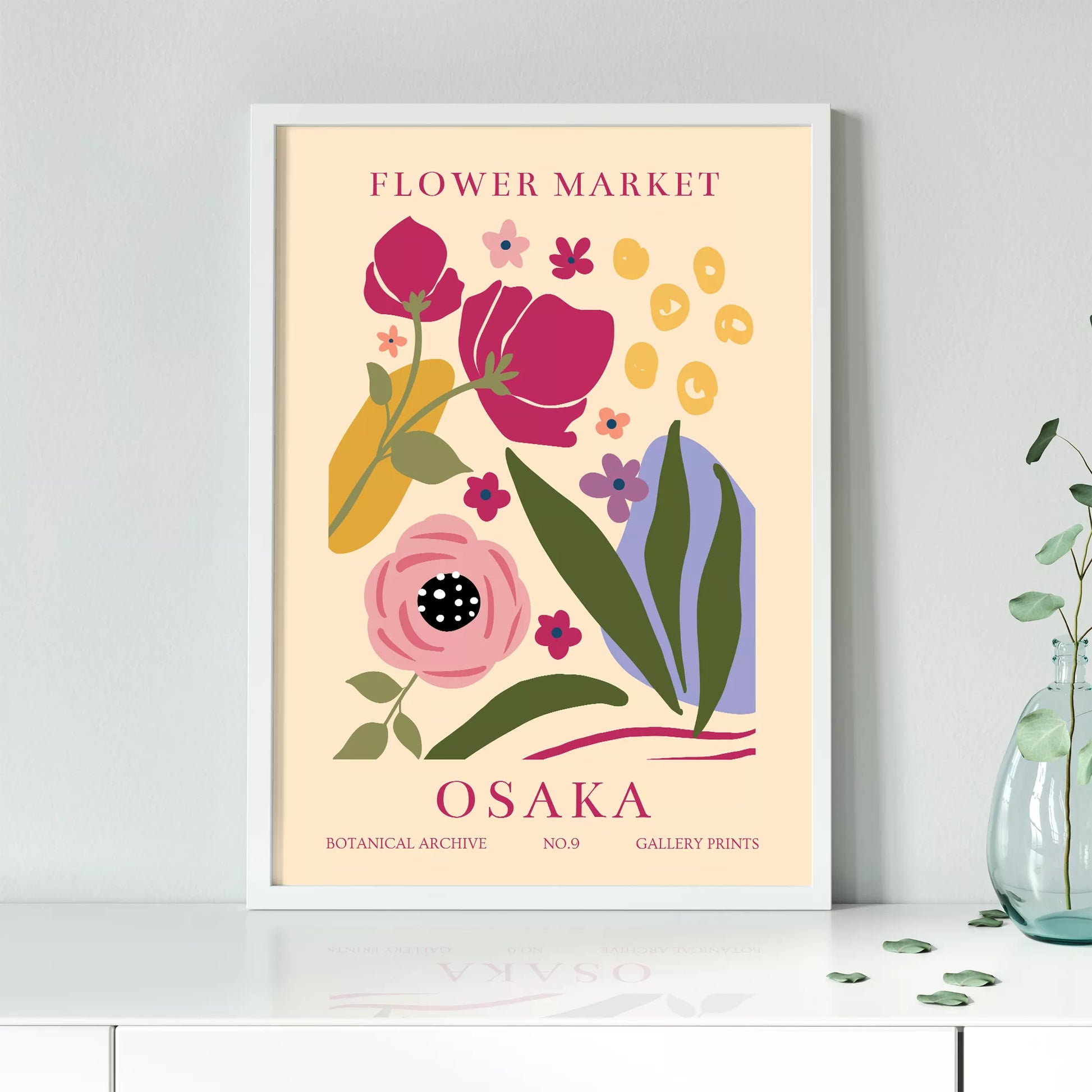 大阪フラワーマーケットのボタニカルアートポスター、淡いベージュ背景に赤紫の花とパステルカラーの植物モチーフ