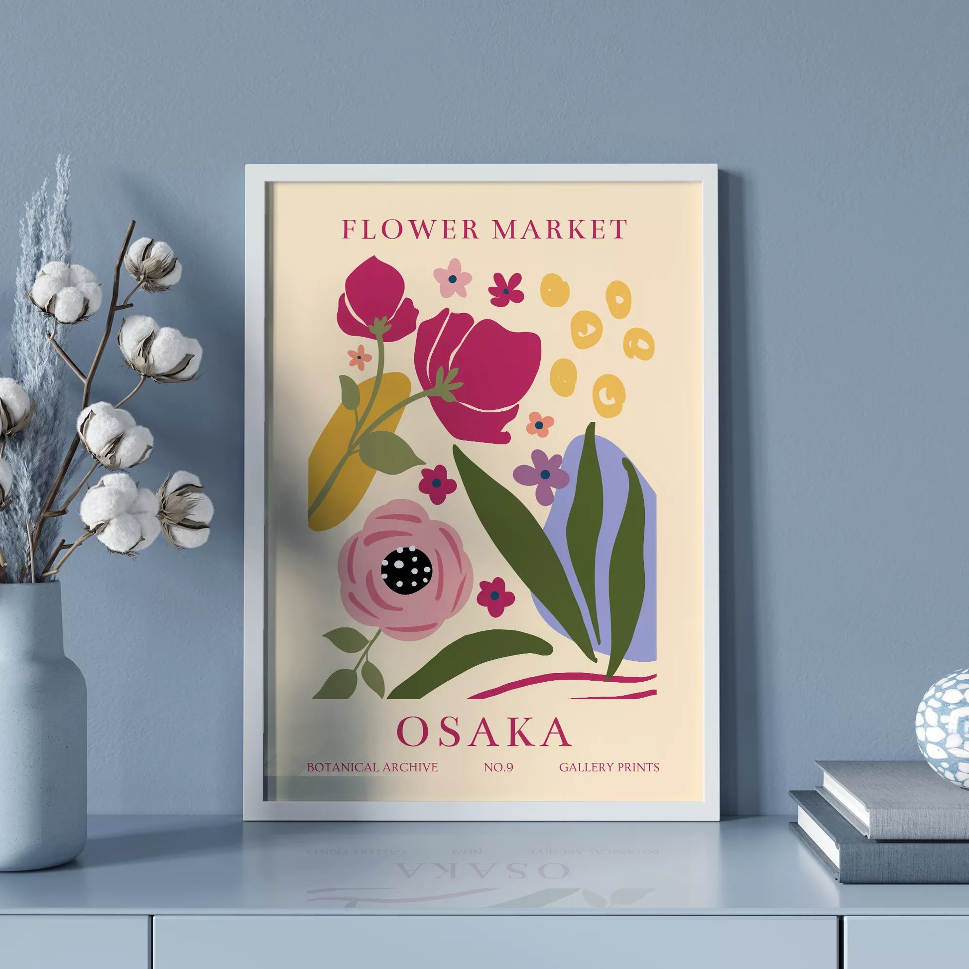 大阪フラワーマーケットのボタニカルアートポスター、淡いベージュ背景に赤紫の花とパステルカラーの植物モチーフ