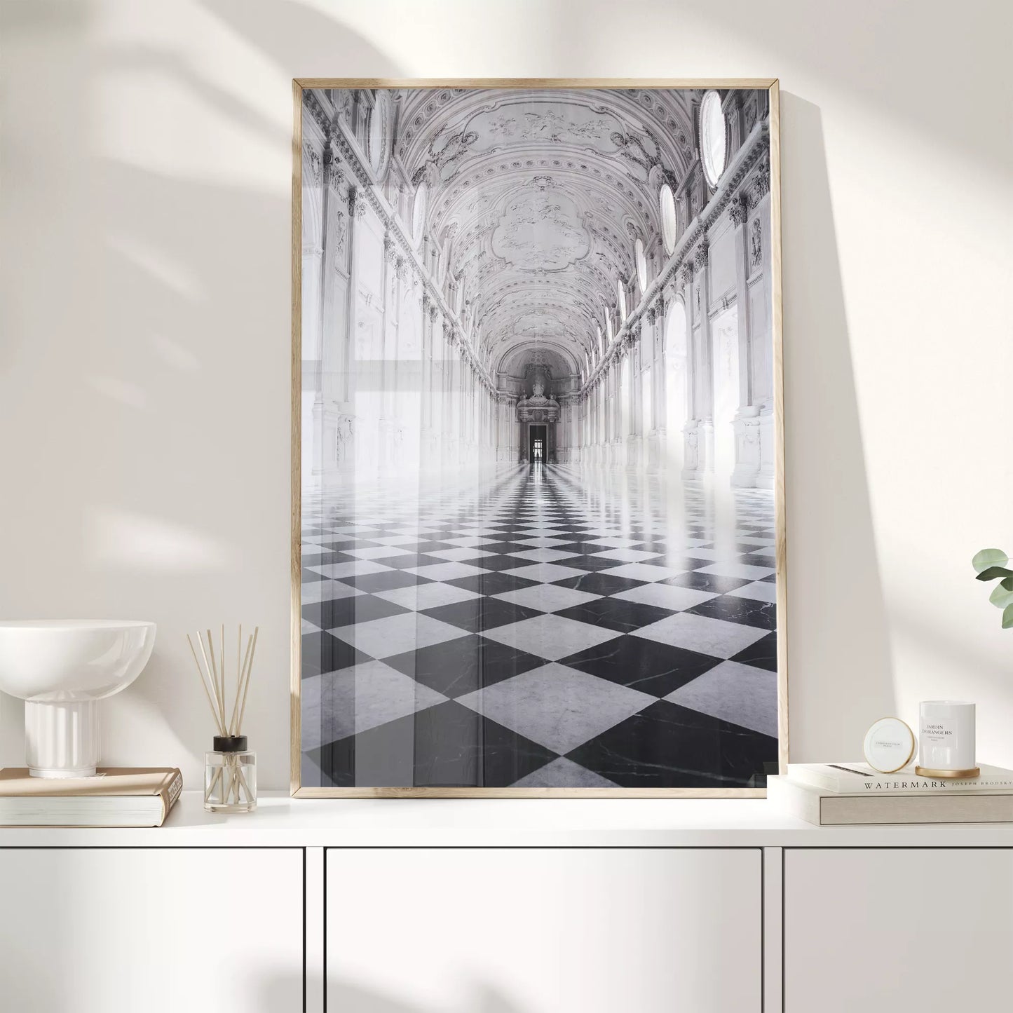 白と黒のチェッカー床が続く荘厳な宮殿の回廊、装飾的な天井