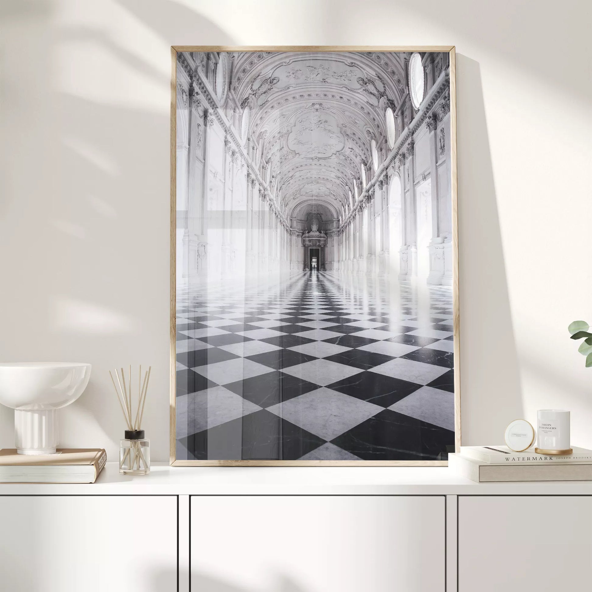 白と黒のチェッカー床が続く荘厳な宮殿の回廊、装飾的な天井