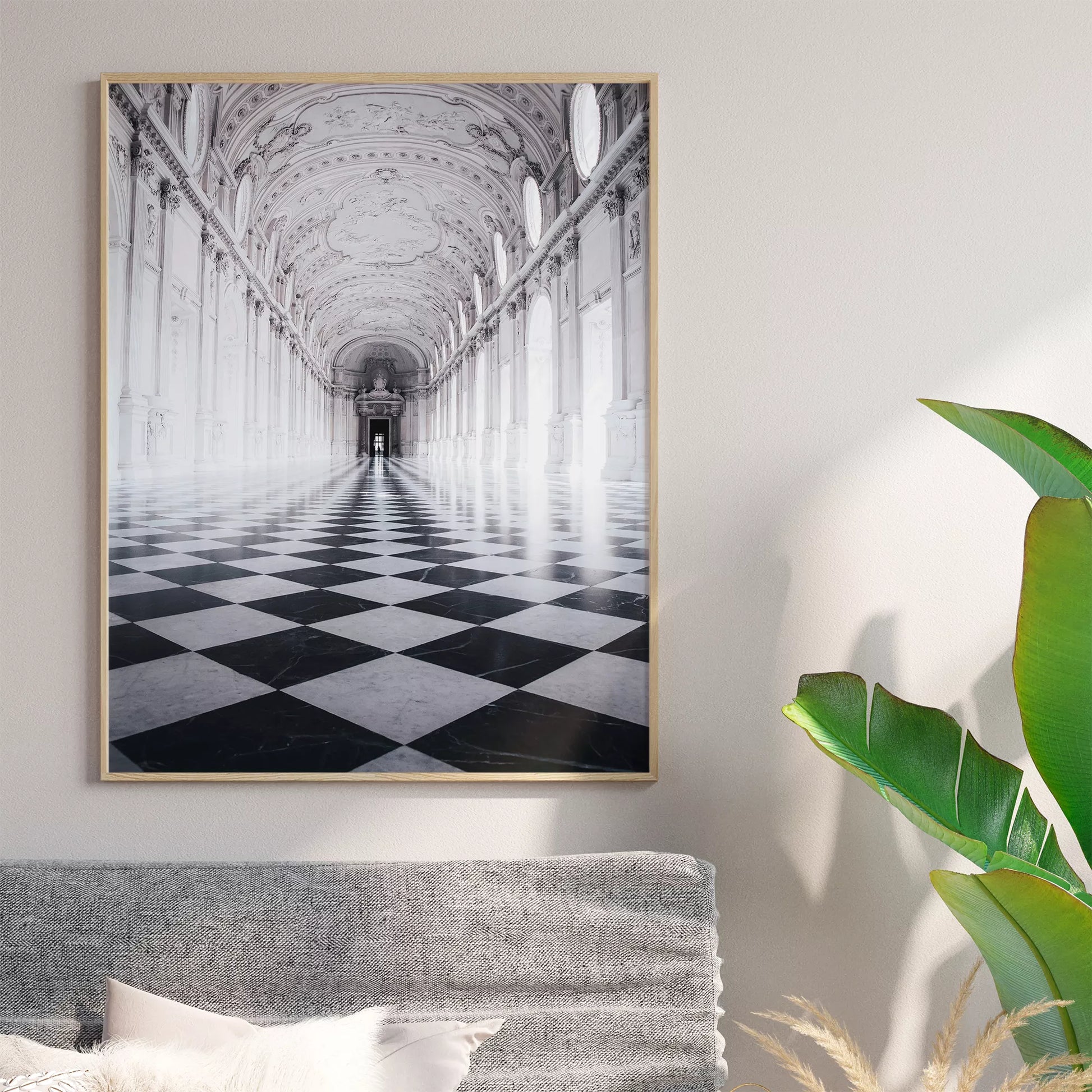 白と黒のチェッカー床が続く荘厳な宮殿の回廊、装飾的な天井