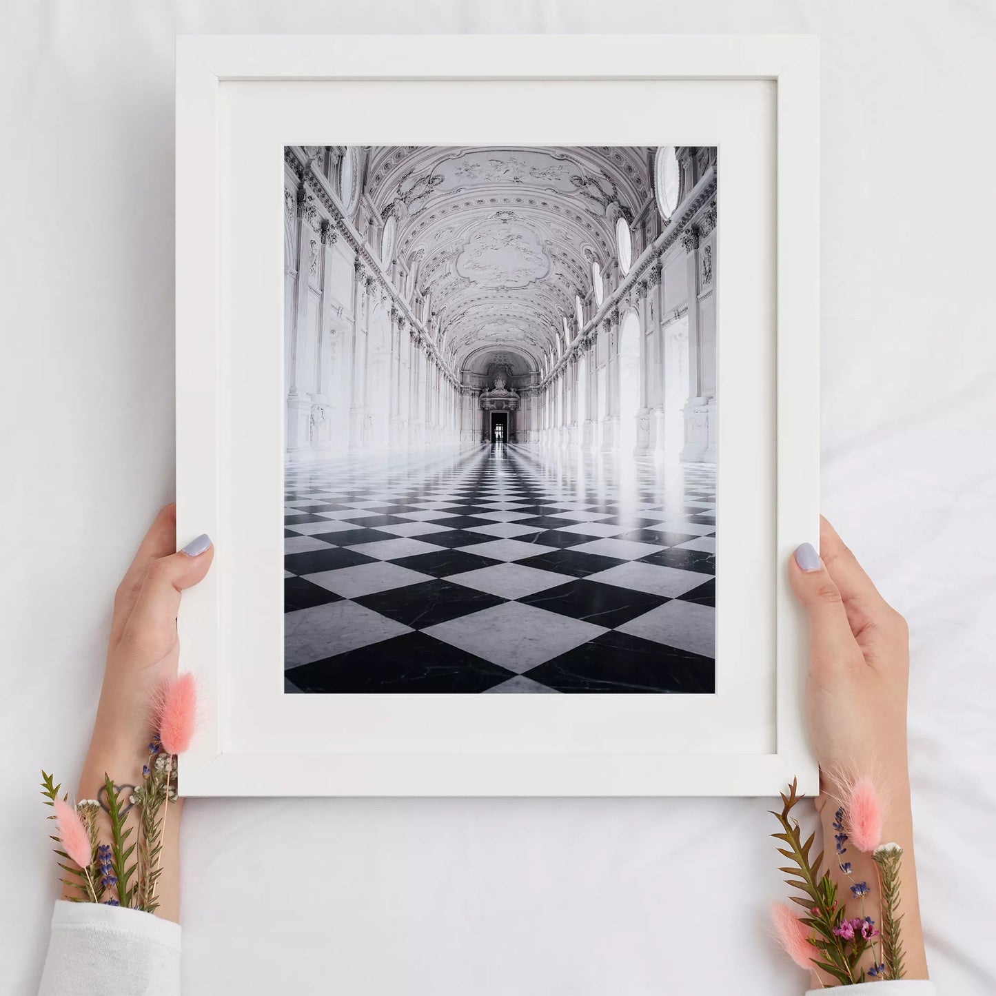 白と黒のチェッカー床が続く荘厳な宮殿の回廊、装飾的な天井