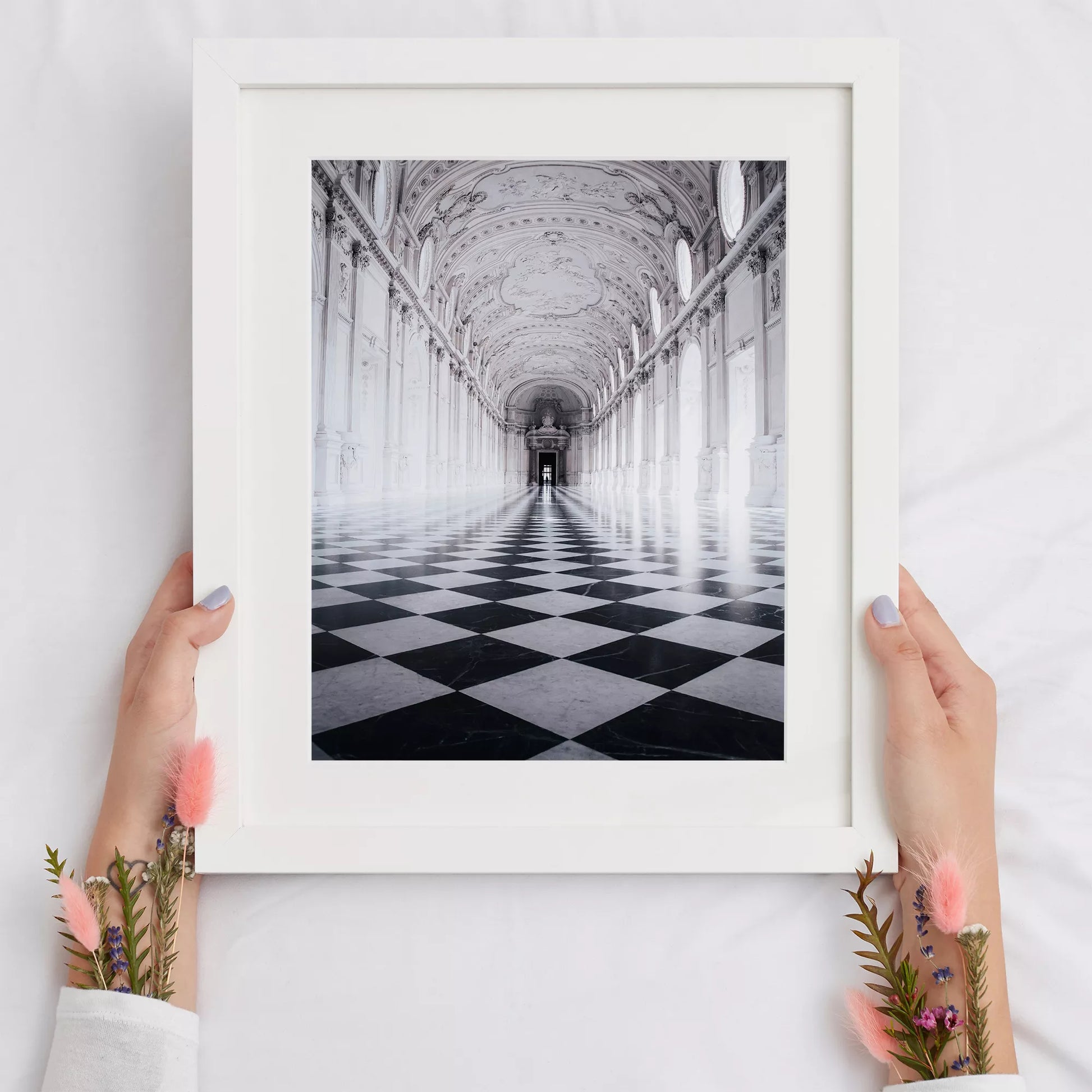 白と黒のチェッカー床が続く荘厳な宮殿の回廊、装飾的な天井