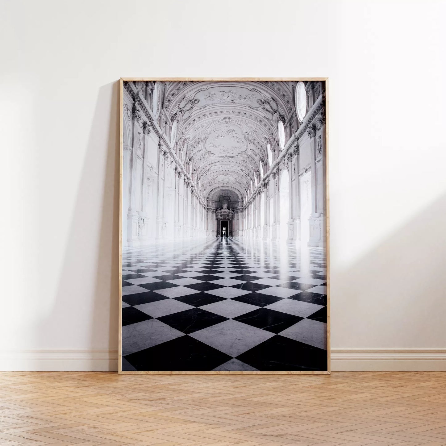 白と黒のチェッカー床が続く荘厳な宮殿の回廊、装飾的な天井