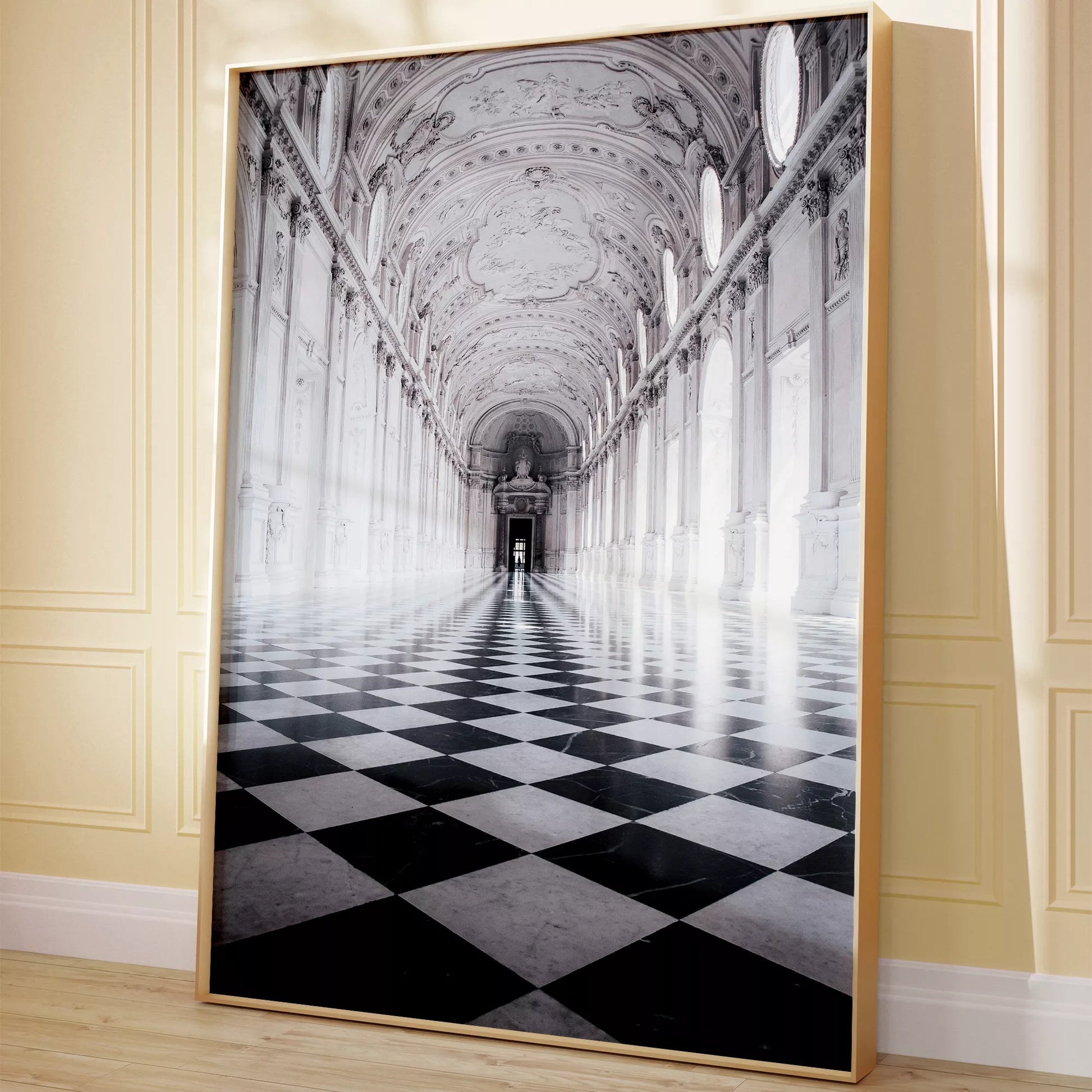 白と黒のチェッカー床が続く荘厳な宮殿の回廊、装飾的な天井