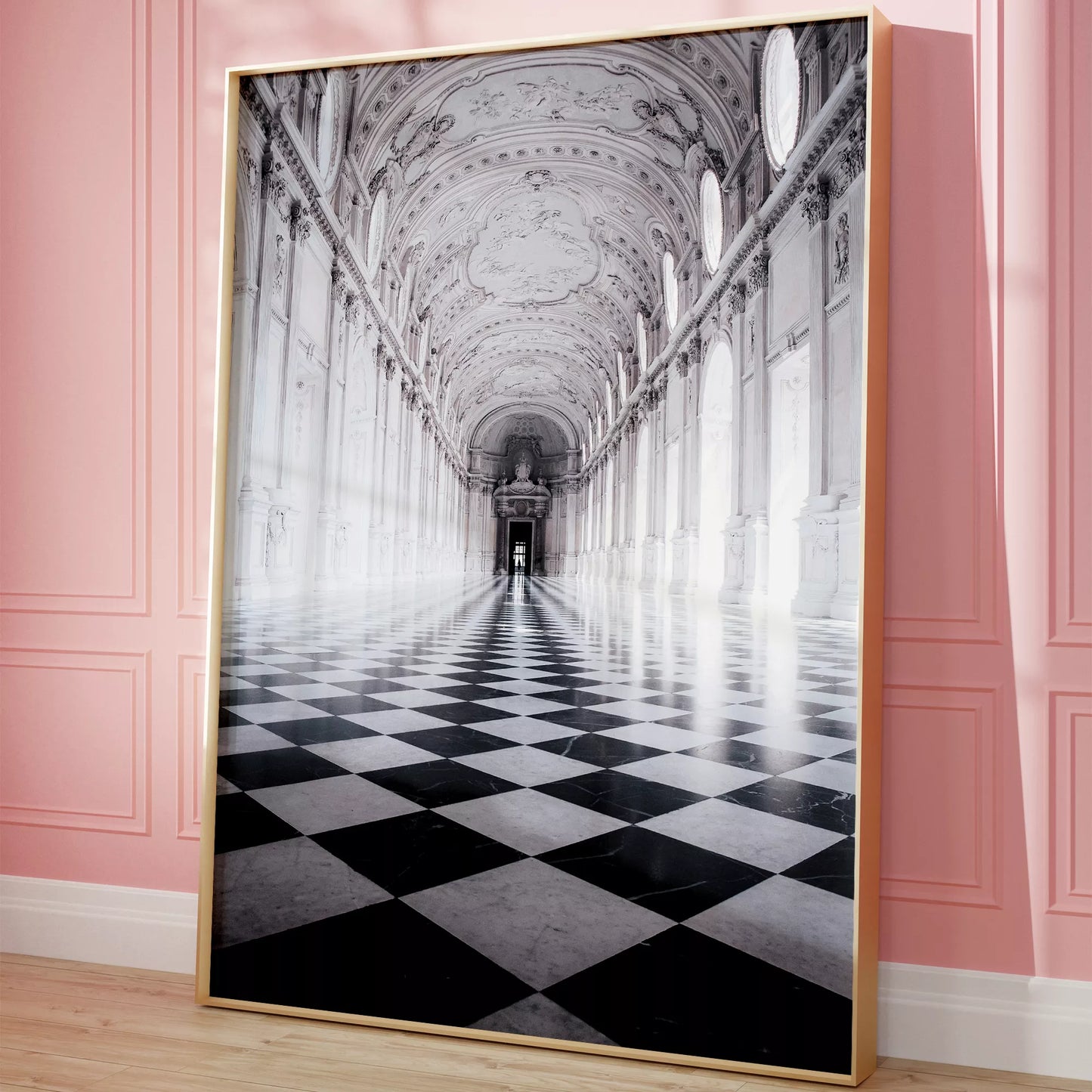 白と黒のチェッカー床が続く荘厳な宮殿の回廊、装飾的な天井