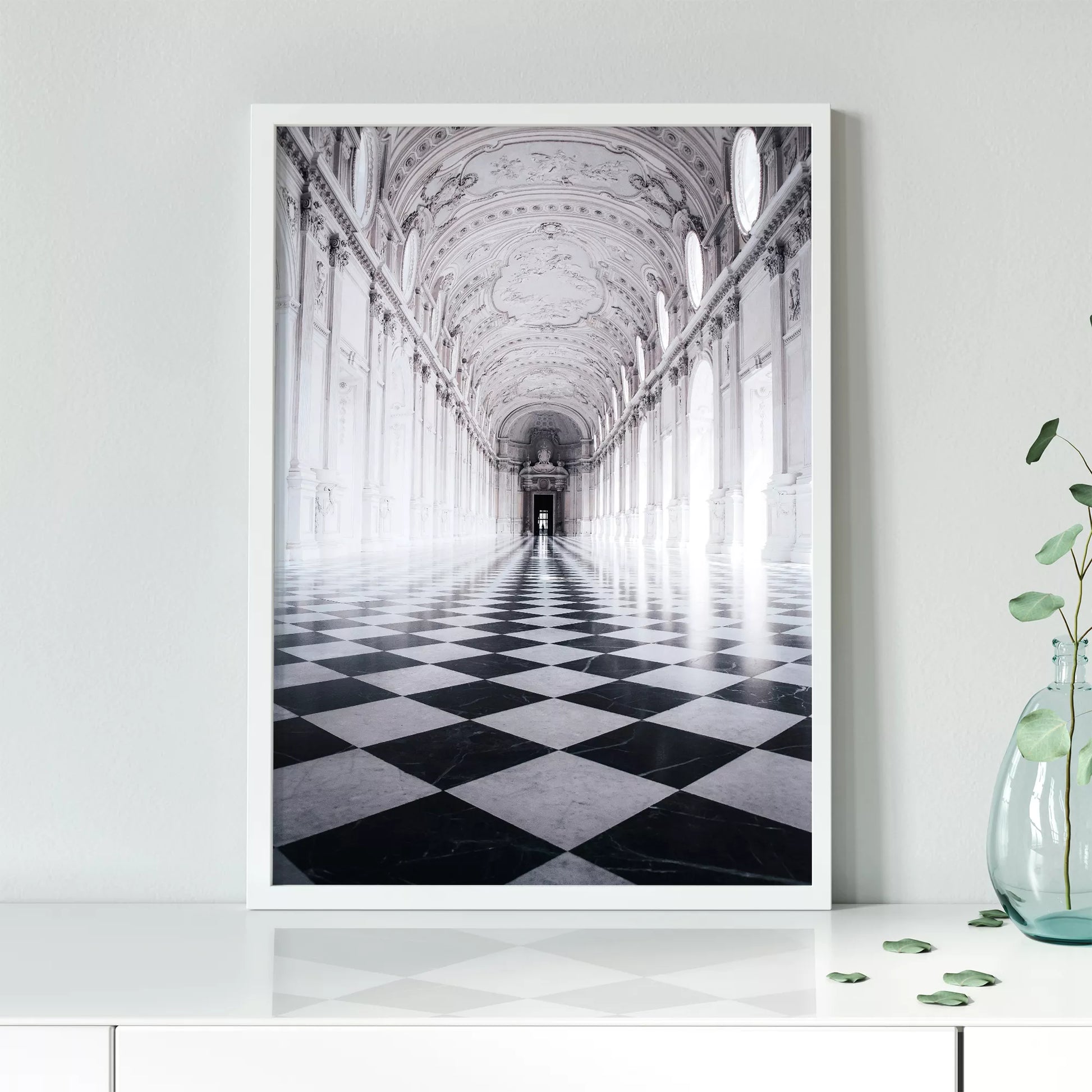 白と黒のチェッカー床が続く荘厳な宮殿の回廊、装飾的な天井