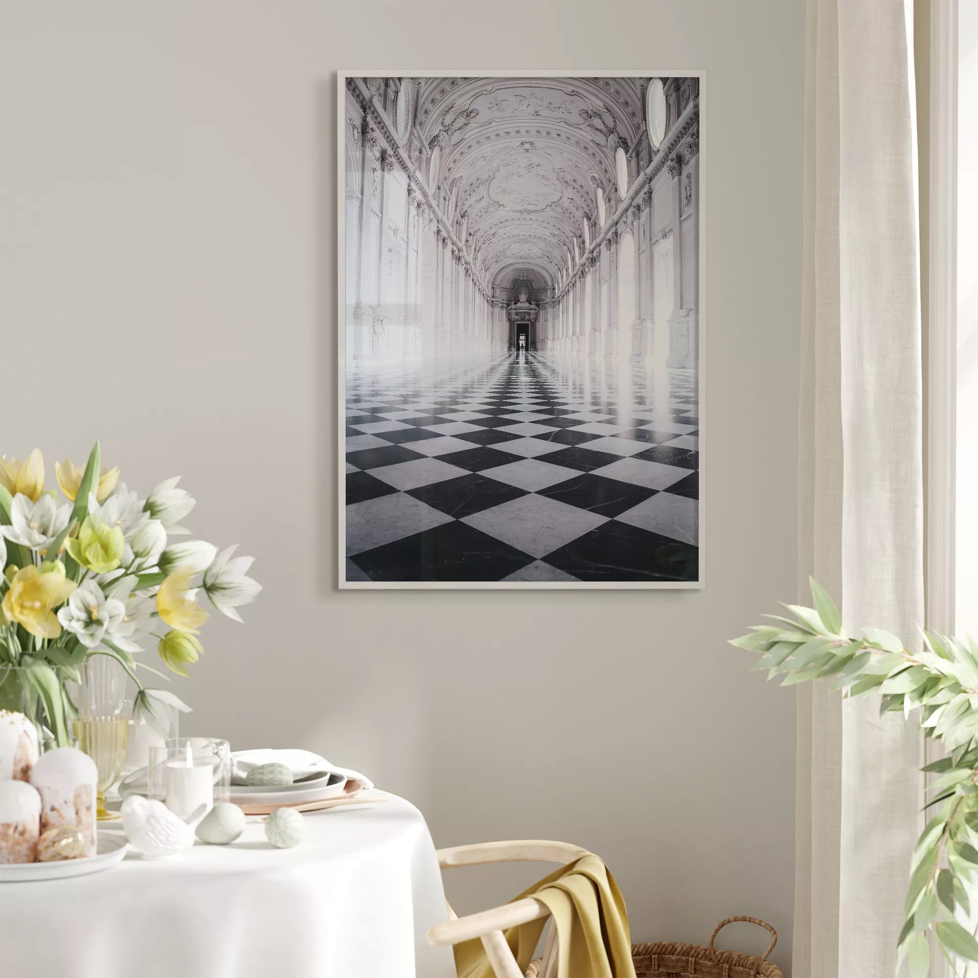 白と黒のチェッカー床が続く荘厳な宮殿の回廊、装飾的な天井