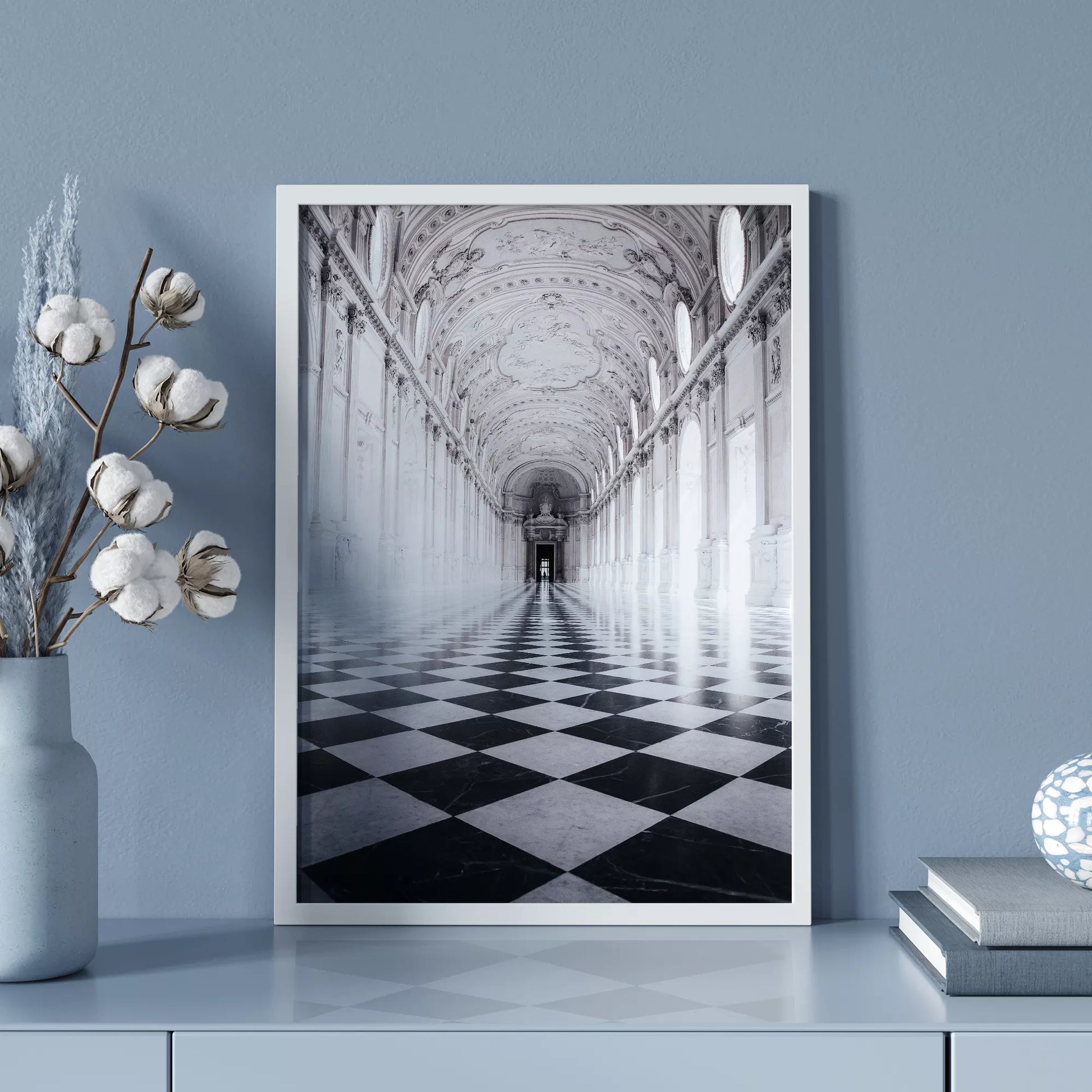 白と黒のチェッカー床が続く荘厳な宮殿の回廊、装飾的な天井