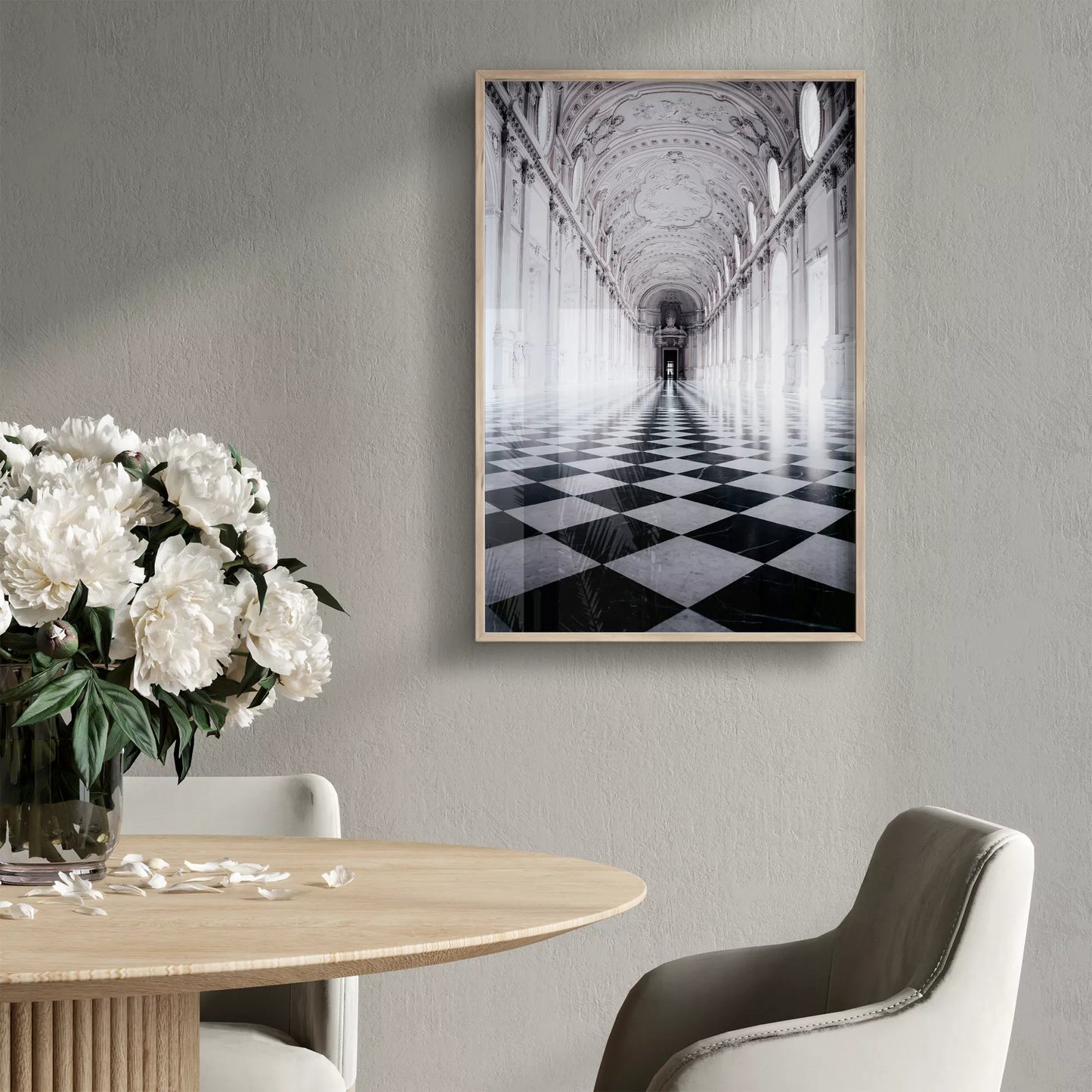 白と黒のチェッカー床が続く荘厳な宮殿の回廊、装飾的な天井