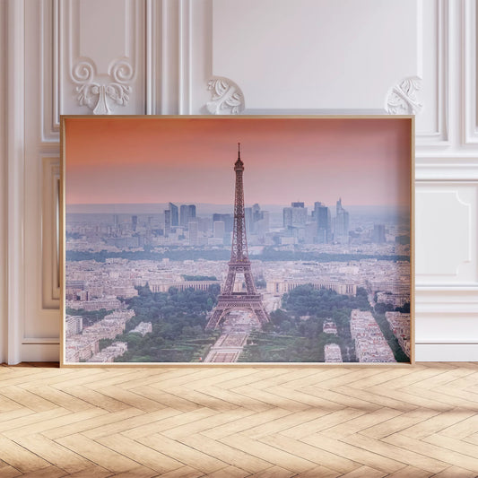 パリのエッフェル塔と高層ビル群を彩る夕暮れのピンク色の空