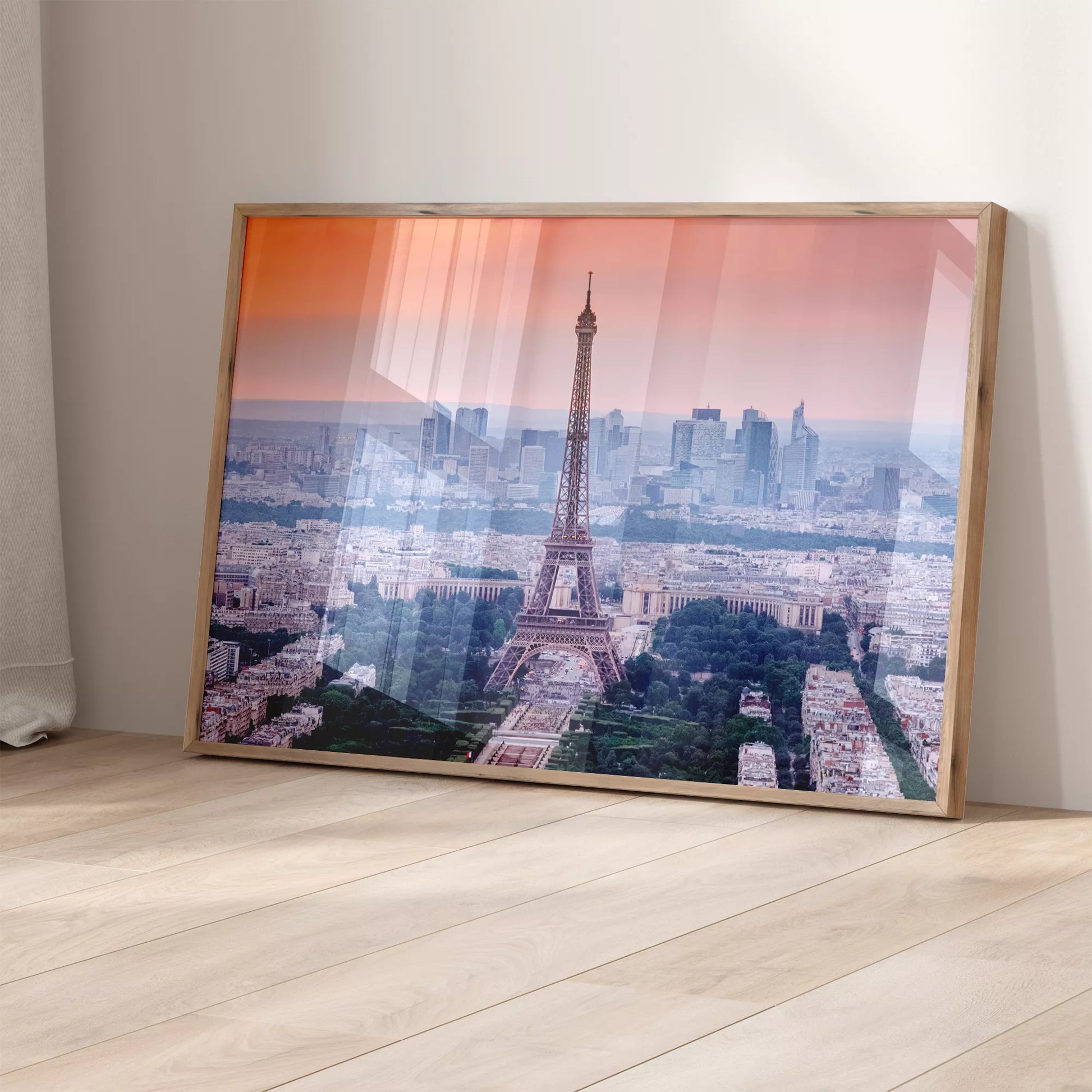 パリのエッフェル塔と高層ビル群を彩る夕暮れのピンク色の空