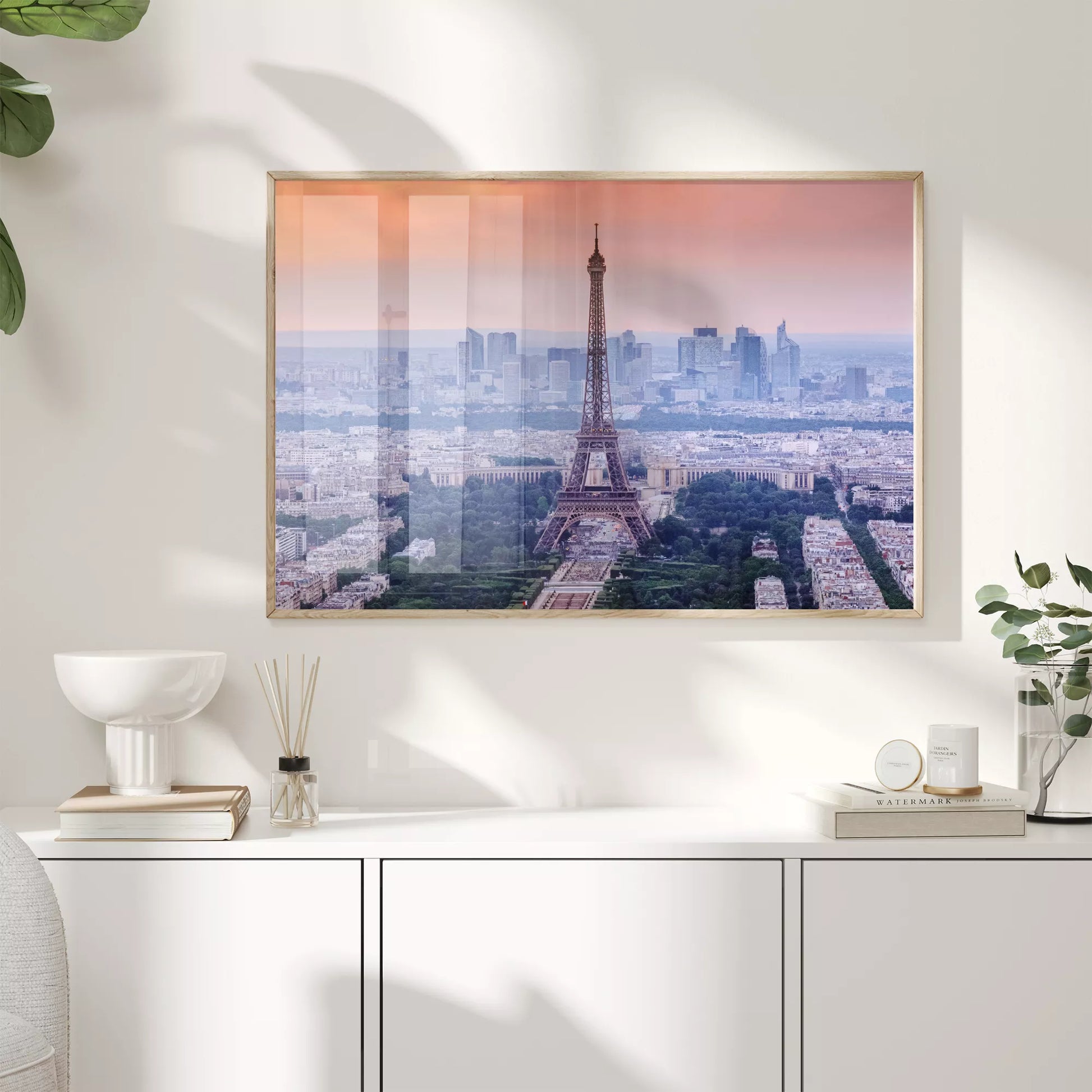 パリのエッフェル塔と高層ビル群を彩る夕暮れのピンク色の空