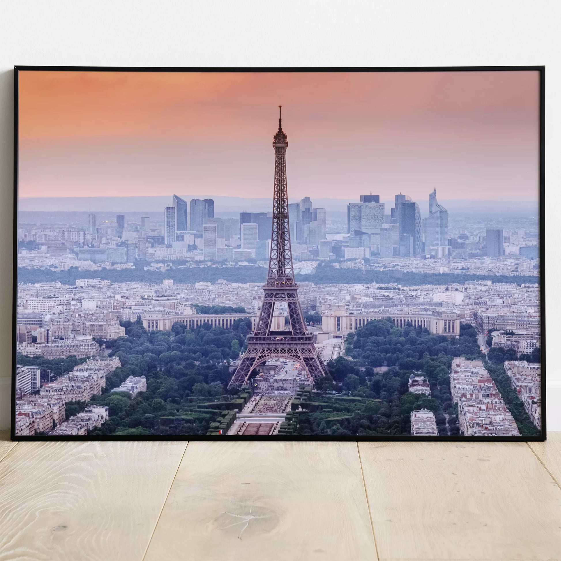 パリのエッフェル塔と高層ビル群を彩る夕暮れのピンク色の空