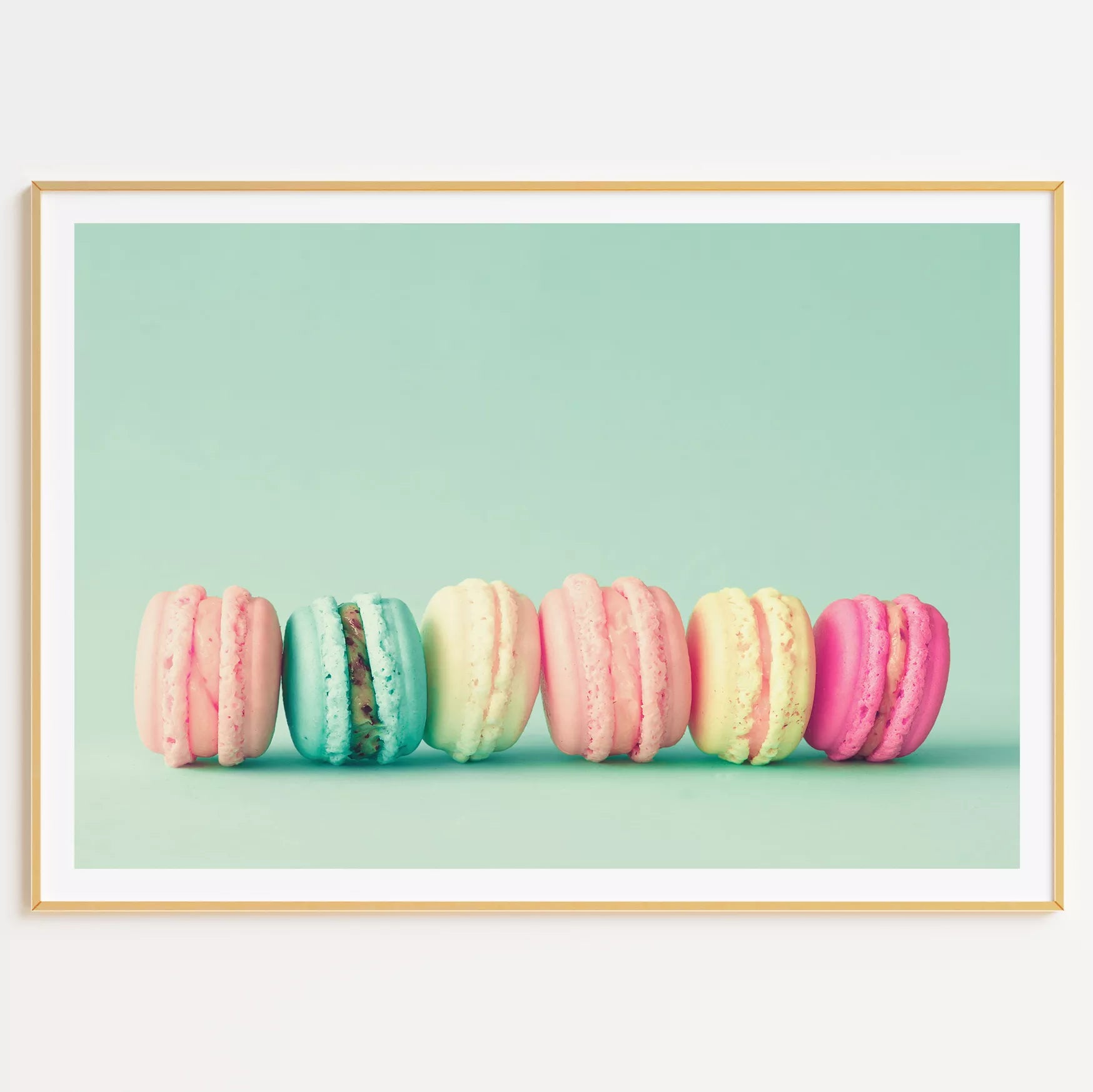 パステルカラーのマカロンが並ぶミントグリーン背景のアートポスター