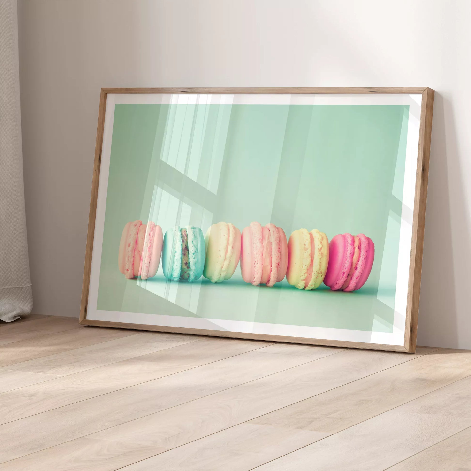 パステルカラーのマカロンが並ぶミントグリーン背景のアートポスター