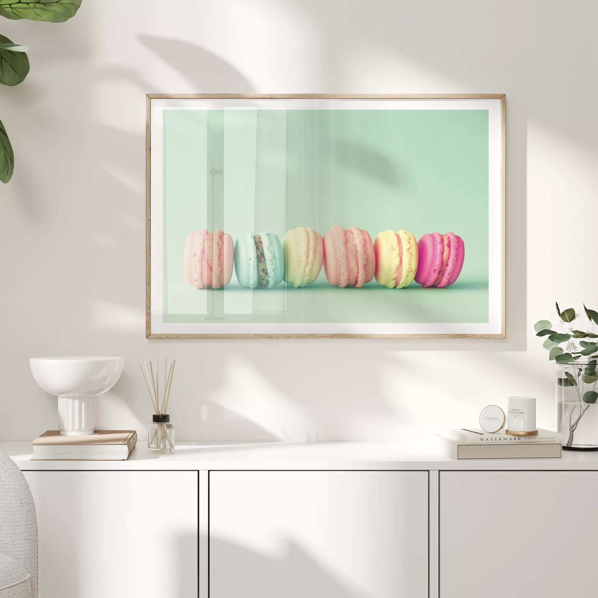 パステルカラーのマカロンが並ぶミントグリーン背景のアートポスター