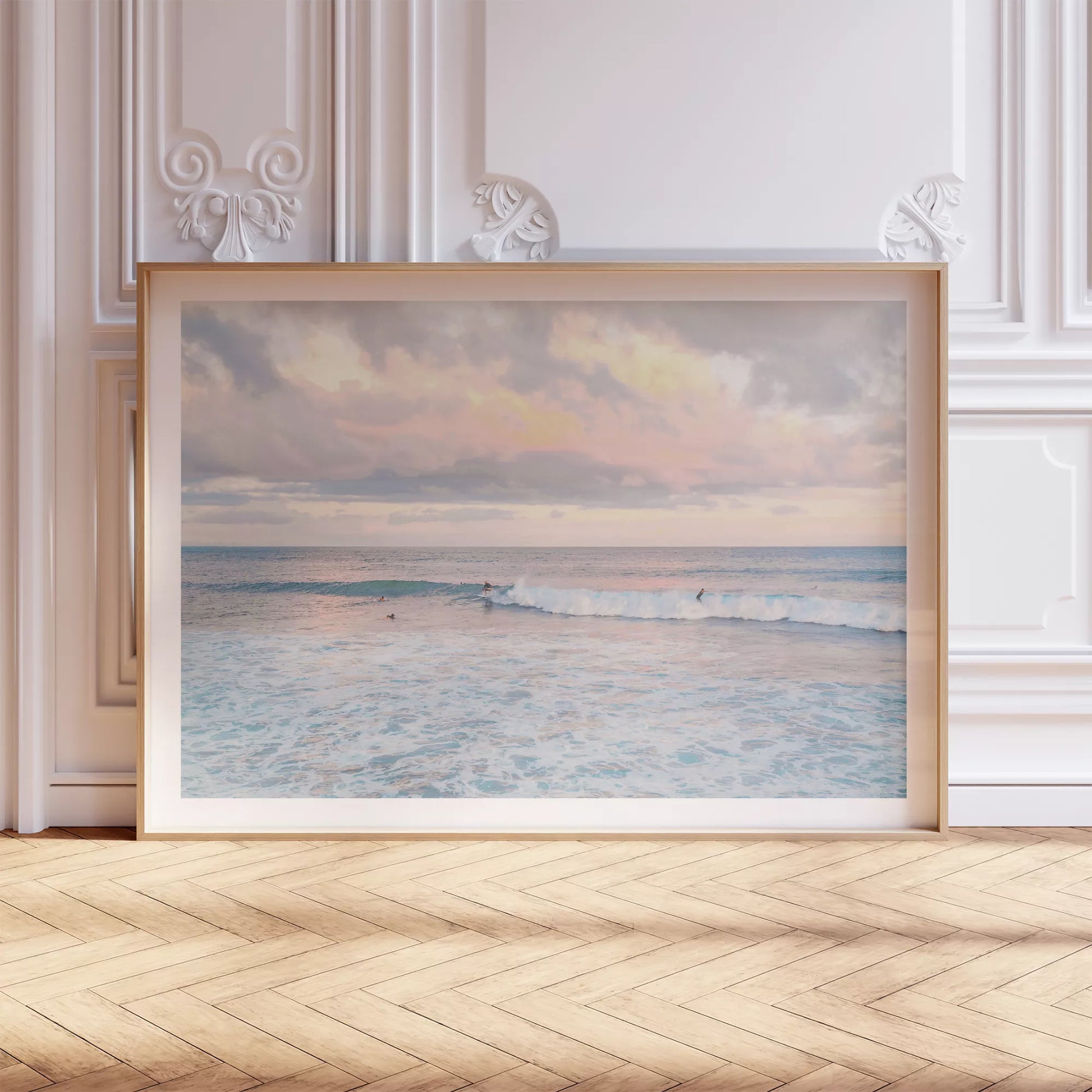 パステルピンクの夕暮れ空とターコイズブルーの波でサーフィンを楽しむ海景色