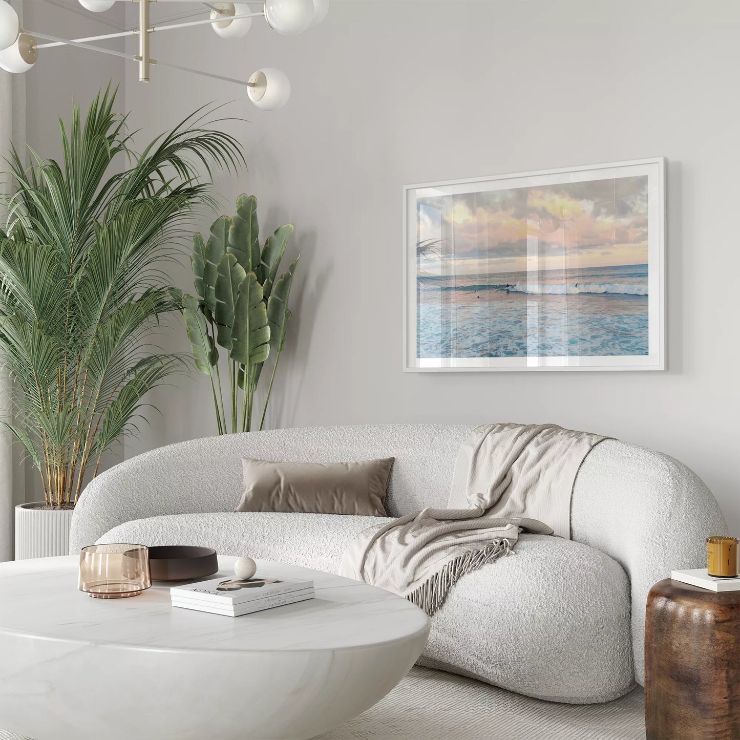 パステルピンクの夕暮れ空とターコイズブルーの波でサーフィンを楽しむ海景色