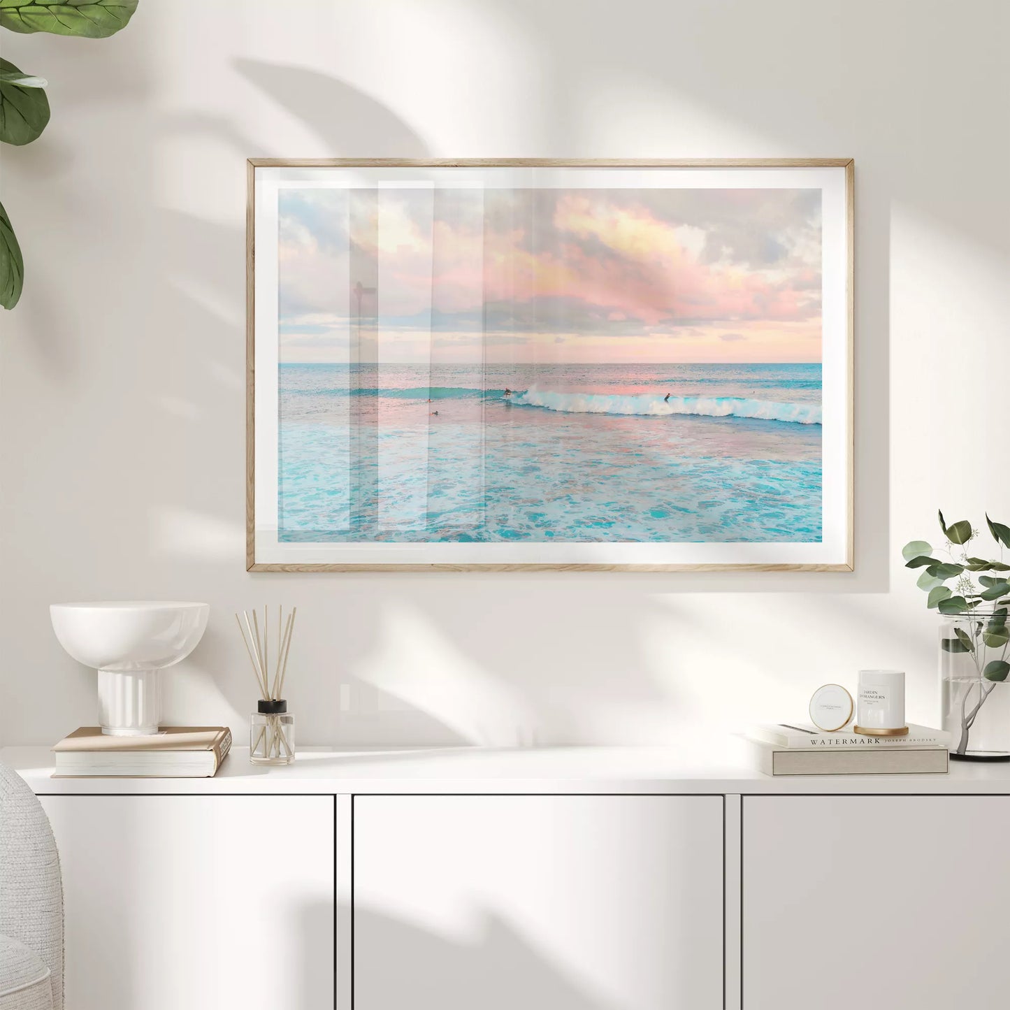 パステルピンクの夕暮れ空とターコイズブルーの波でサーフィンを楽しむ海景色