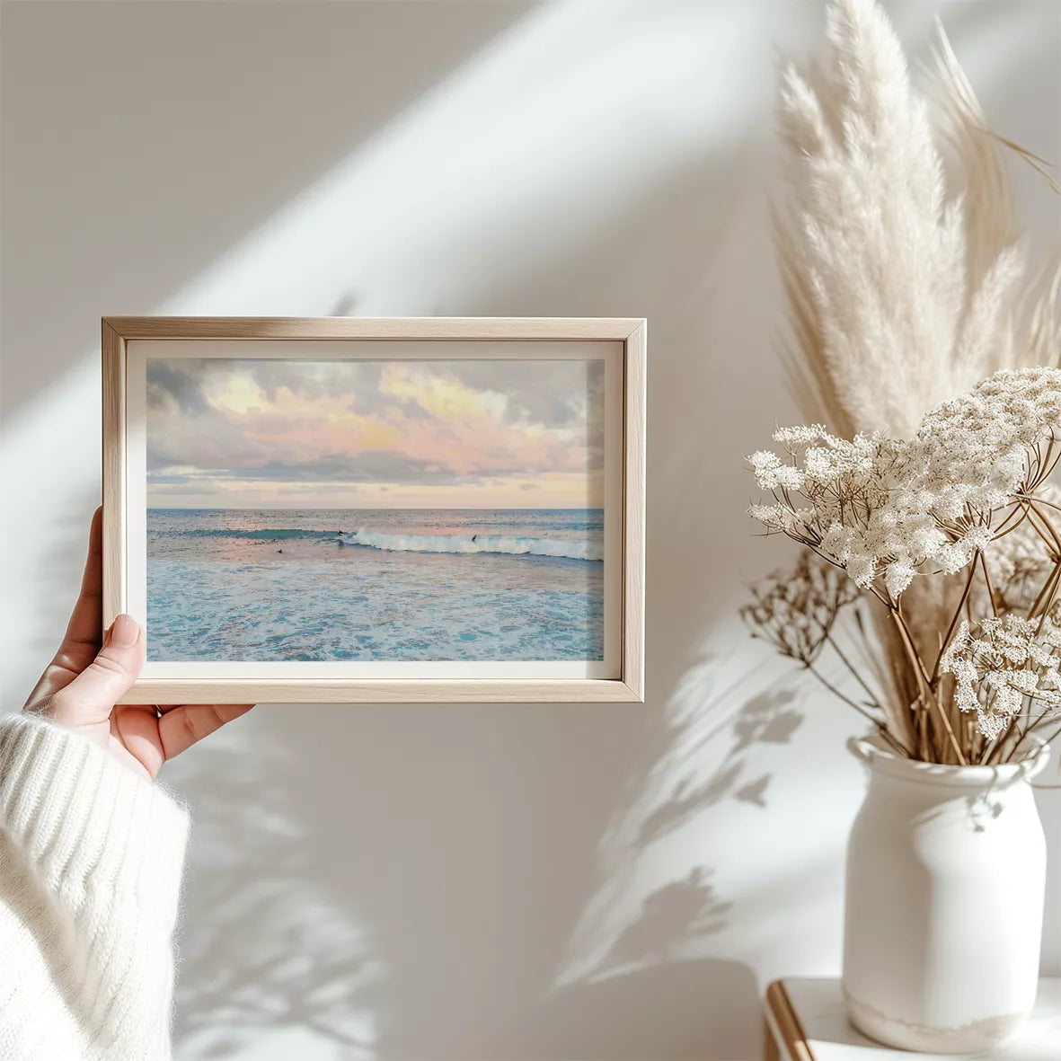 パステルピンクの夕暮れ空とターコイズブルーの波でサーフィンを楽しむ海景色