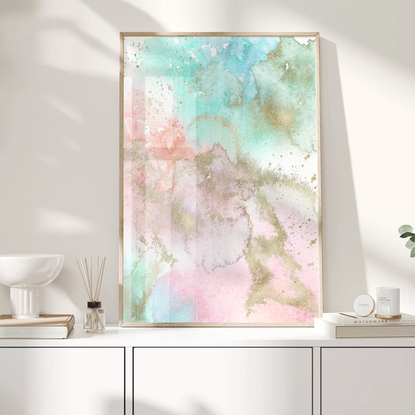 パステルカラーの水彩画風アート。ミントグリーンとピンクのグラデーションに金箔のアクセントが施された抽象画