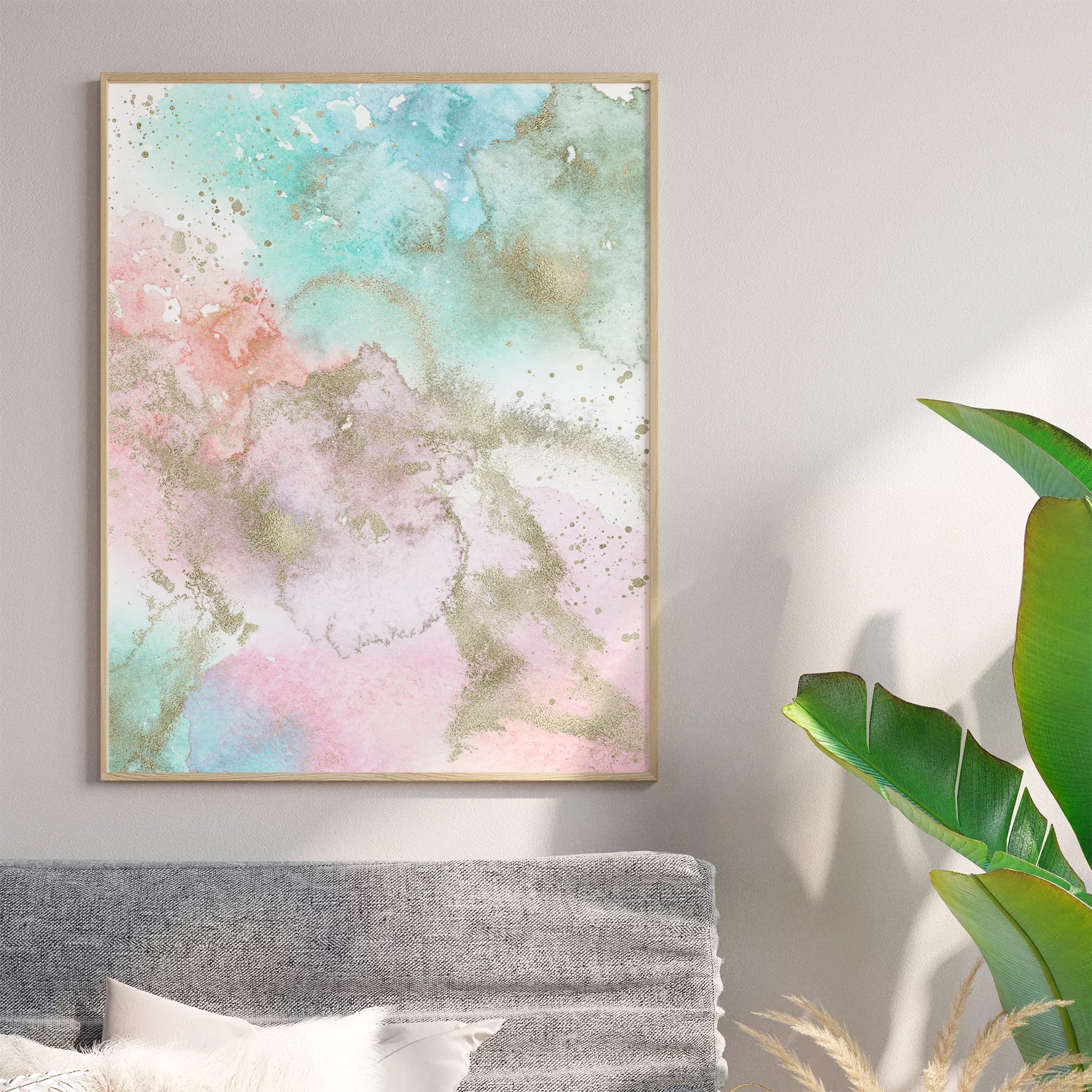 パステルカラーの水彩画風アート。ミントグリーンとピンクのグラデーションに金箔のアクセントが施された抽象画