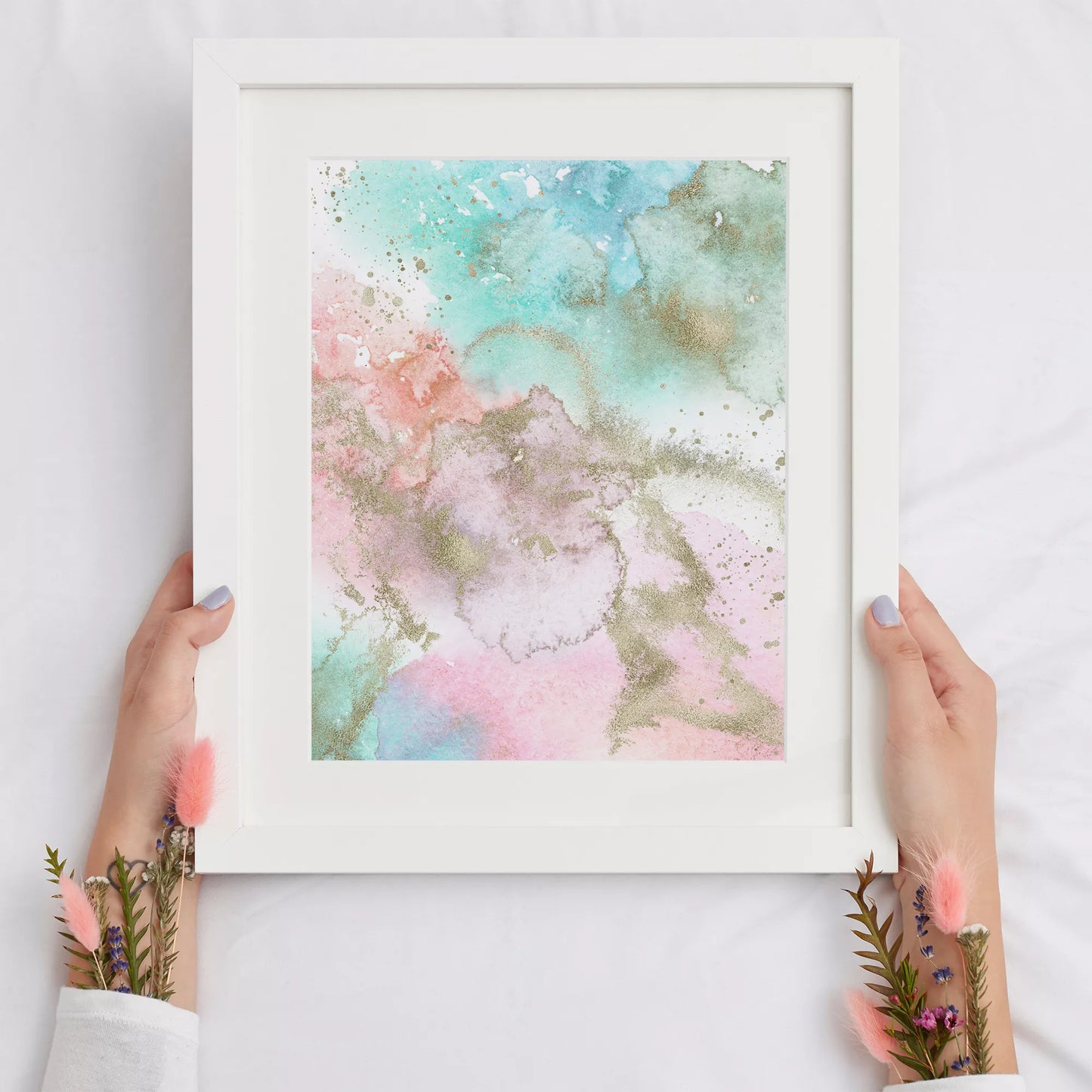 パステルカラーの水彩画風アート。ミントグリーンとピンクのグラデーションに金箔のアクセントが施された抽象画