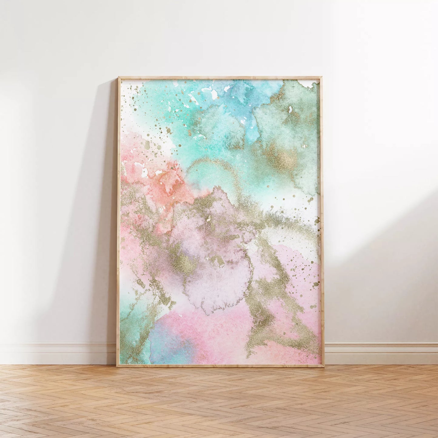 パステルカラーの水彩画風アート。ミントグリーンとピンクのグラデーションに金箔のアクセントが施された抽象画