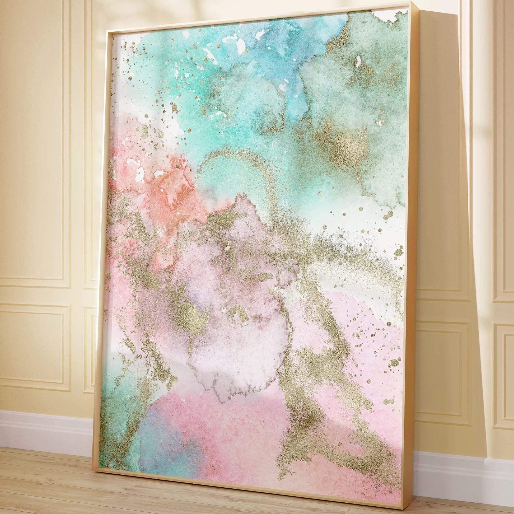 パステルカラーの水彩画風アート。ミントグリーンとピンクのグラデーションに金箔のアクセントが施された抽象画