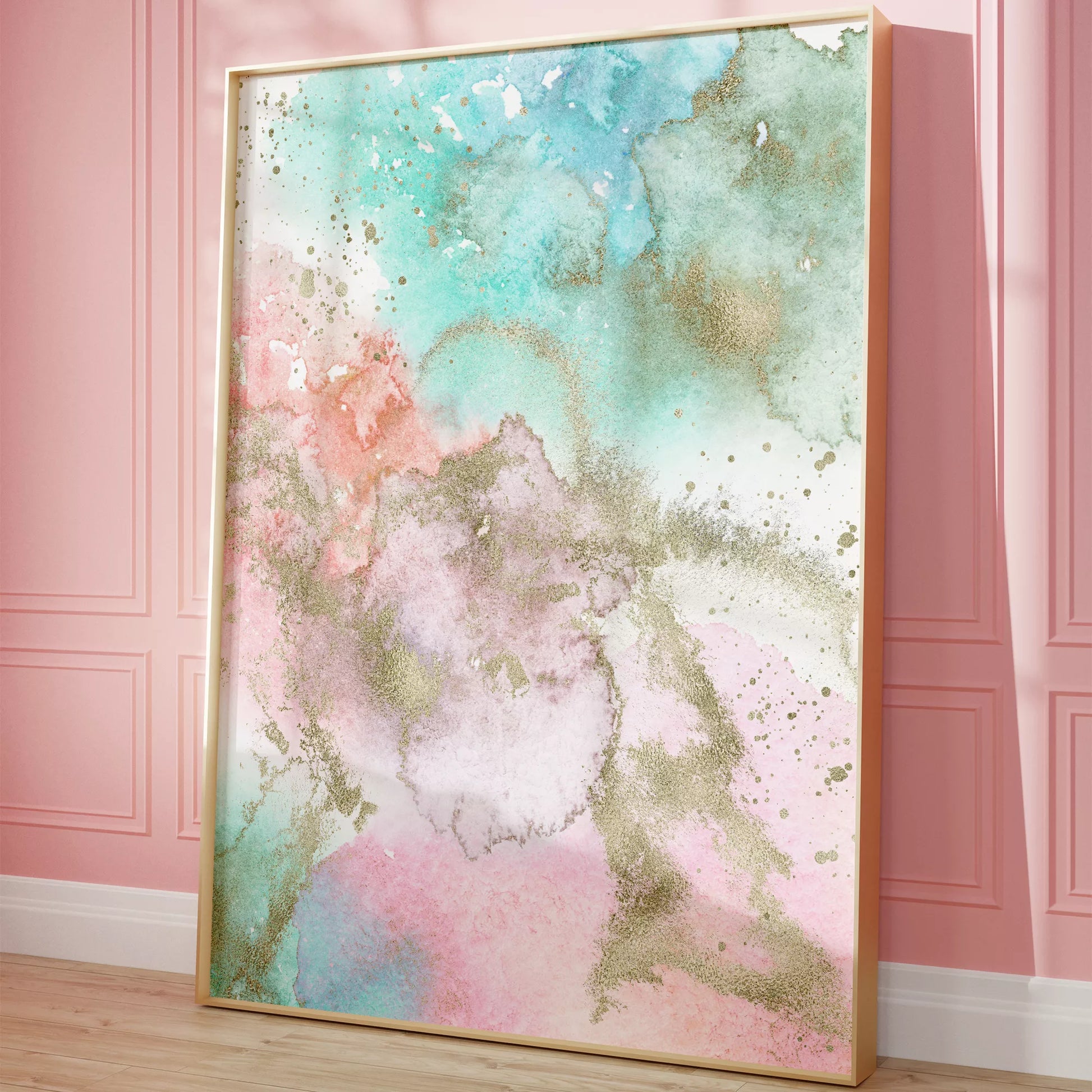 パステルカラーの水彩画風アート。ミントグリーンとピンクのグラデーションに金箔のアクセントが施された抽象画