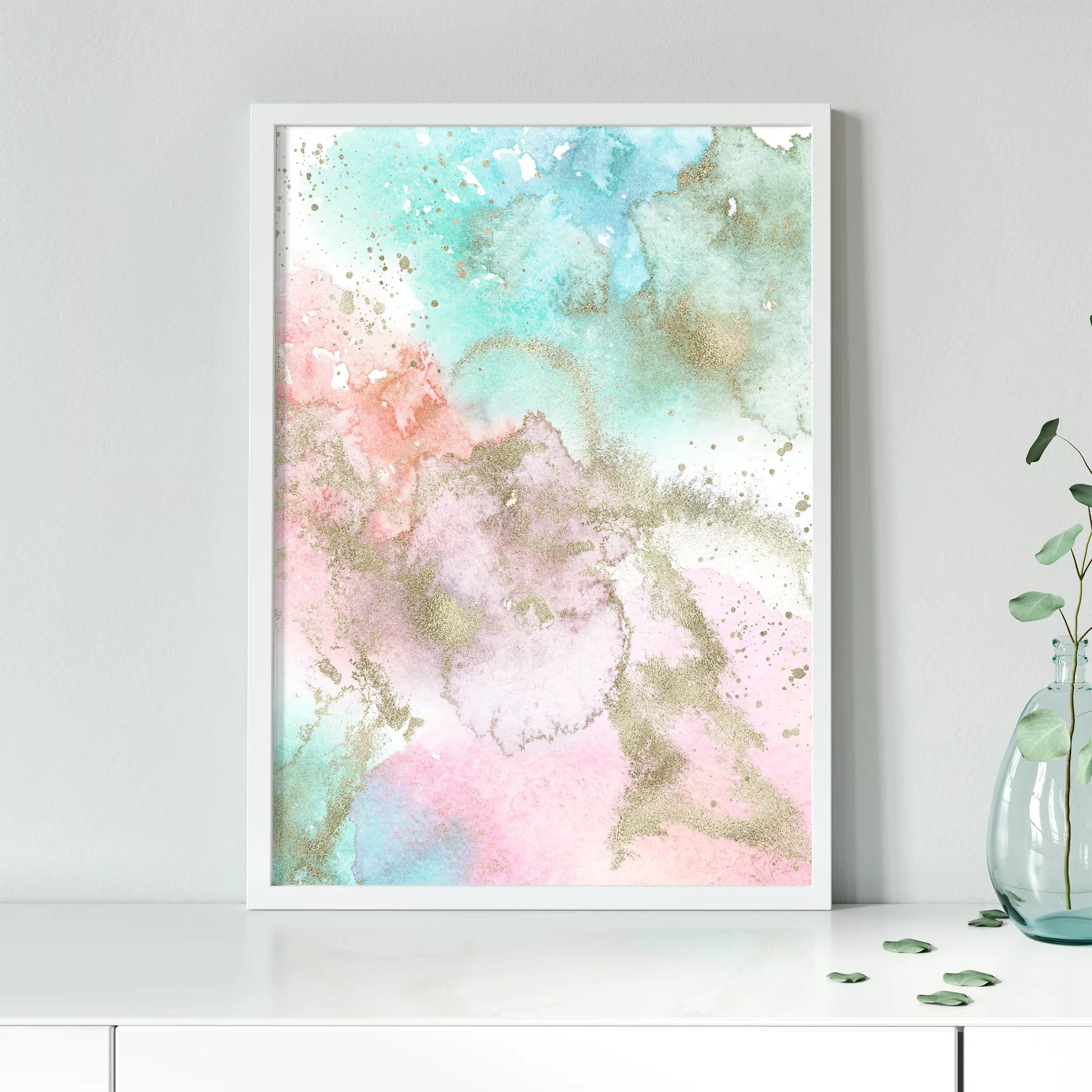 パステルカラーの水彩画風アート。ミントグリーンとピンクのグラデーションに金箔のアクセントが施された抽象画