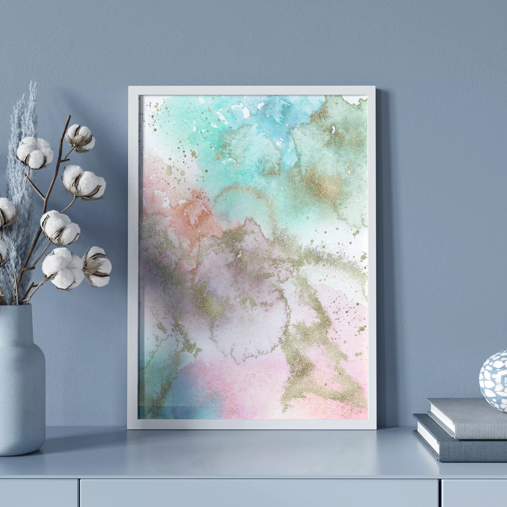 パステルカラーの水彩画風アート。ミントグリーンとピンクのグラデーションに金箔のアクセントが施された抽象画