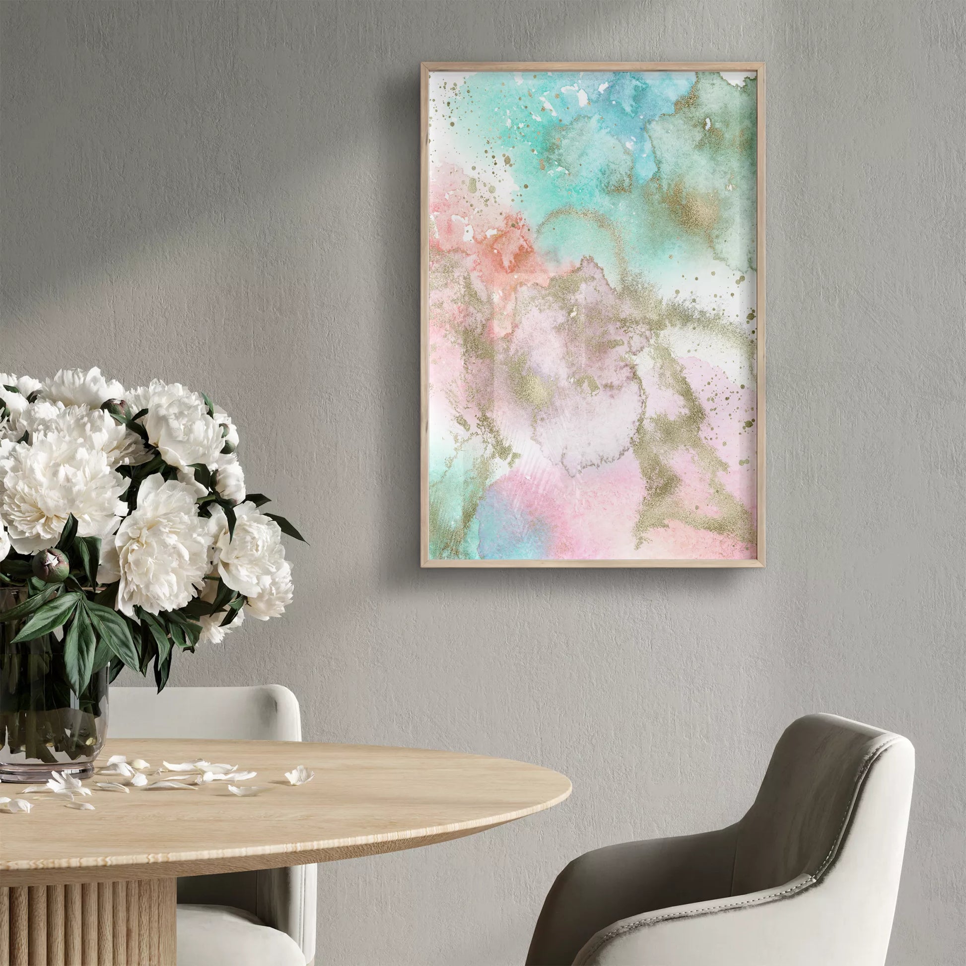 パステルカラーの水彩画風アート。ミントグリーンとピンクのグラデーションに金箔のアクセントが施された抽象画