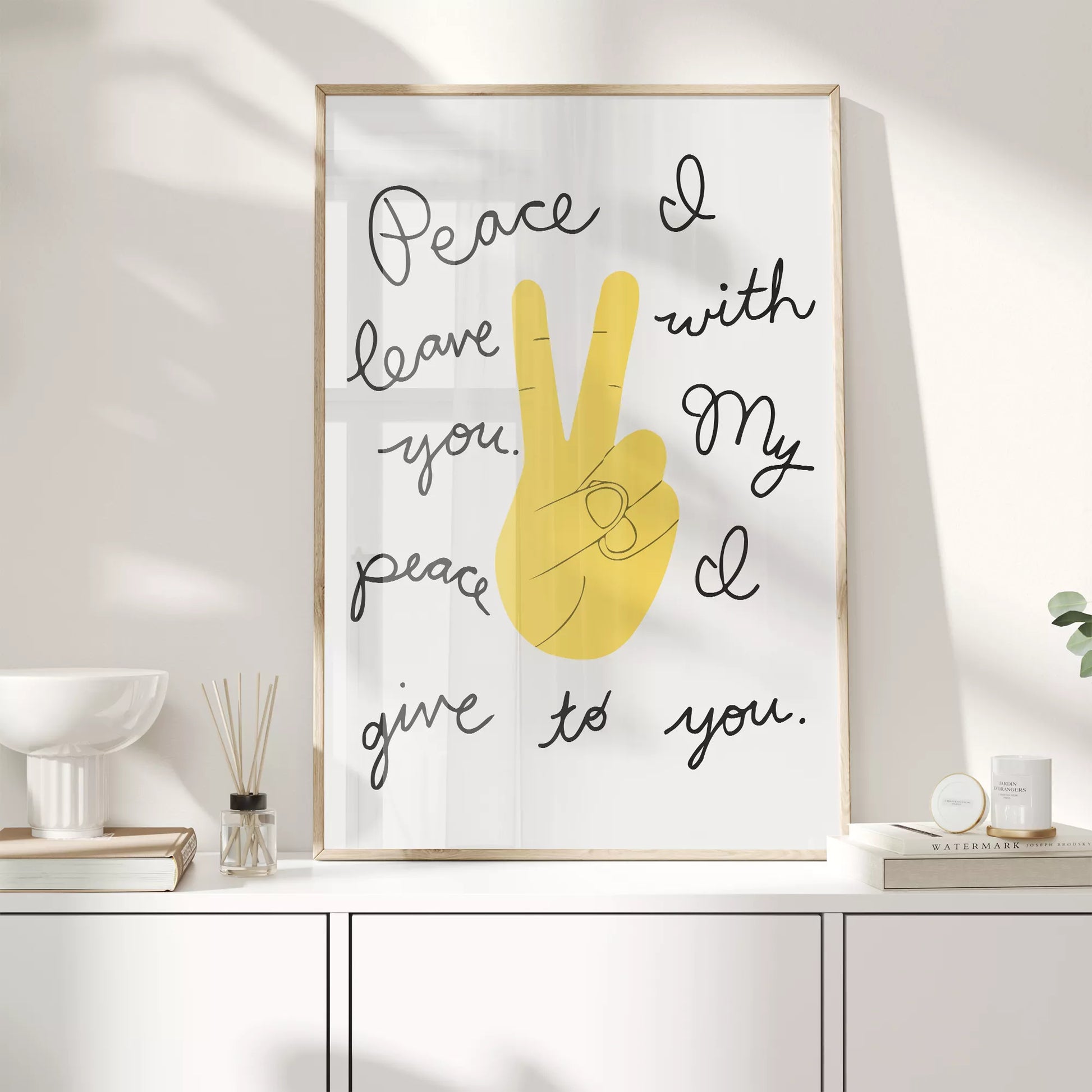 黄色いピースサインと手書きメッセージのモダンなウォールアート