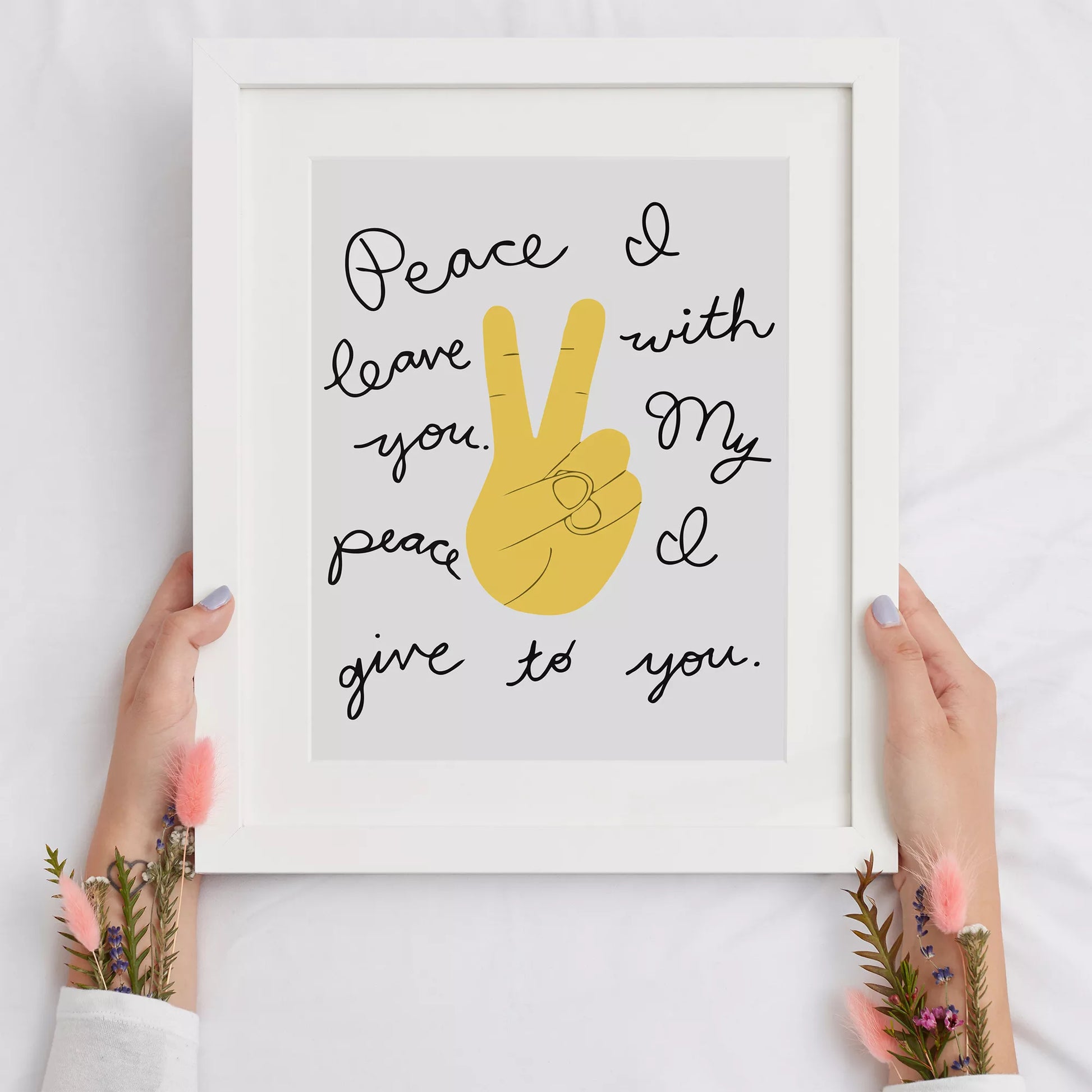 黄色いピースサインと手書きメッセージのモダンなウォールアート