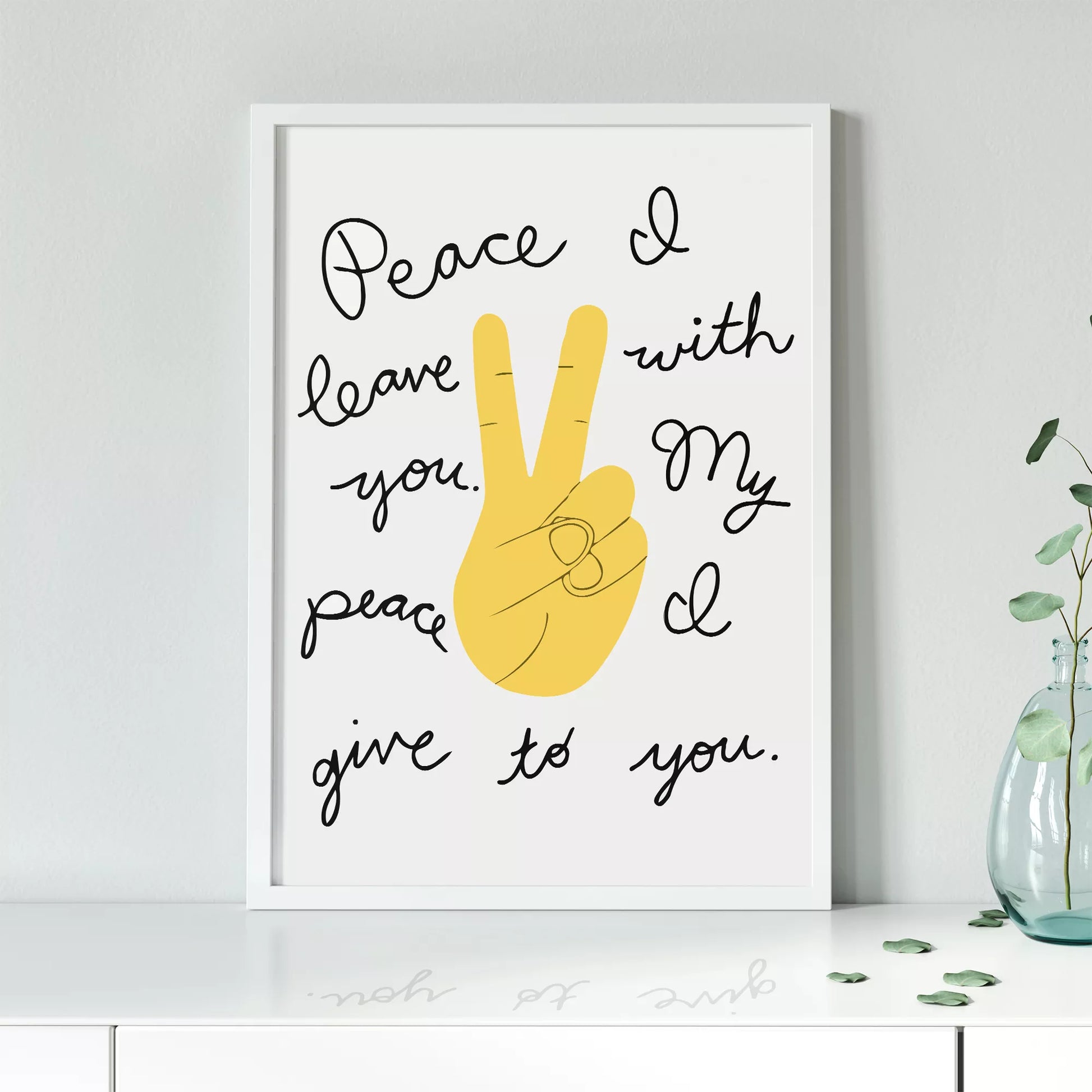 黄色いピースサインと手書きメッセージのモダンなウォールアート