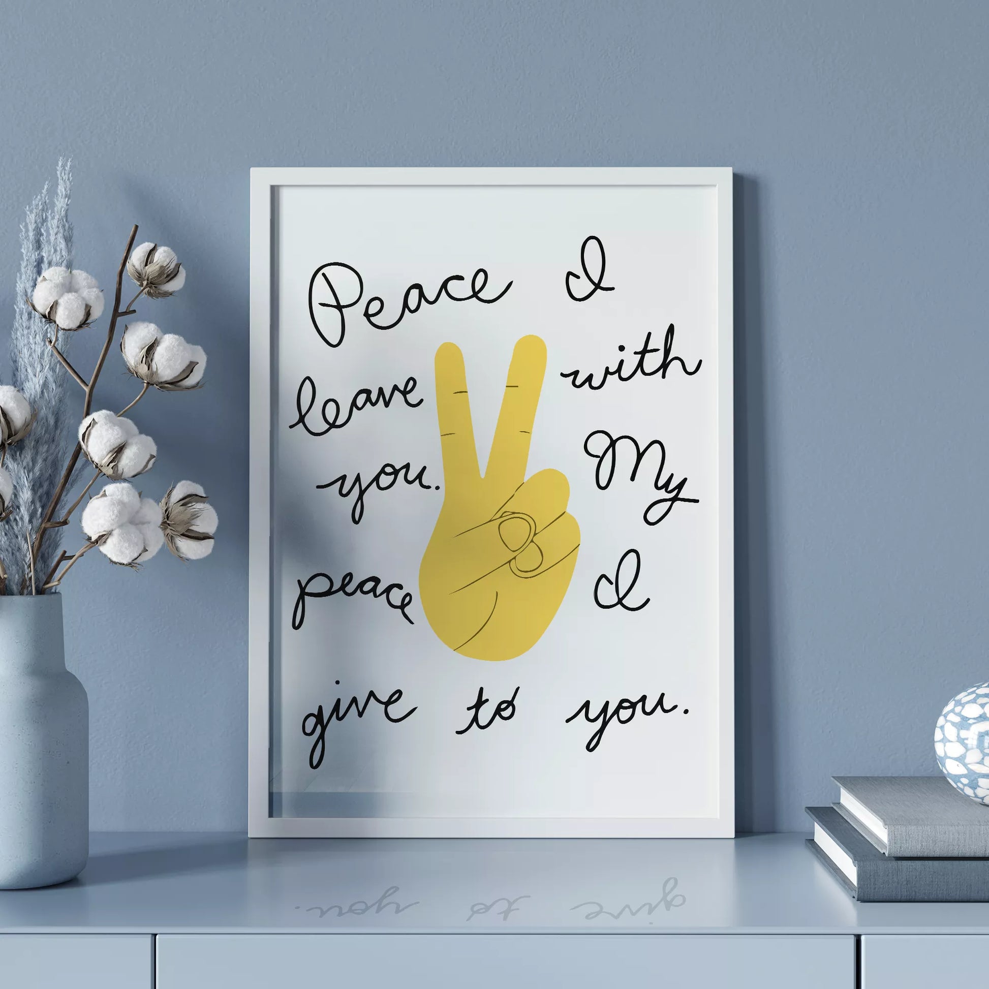黄色いピースサインと手書きメッセージのモダンなウォールアート