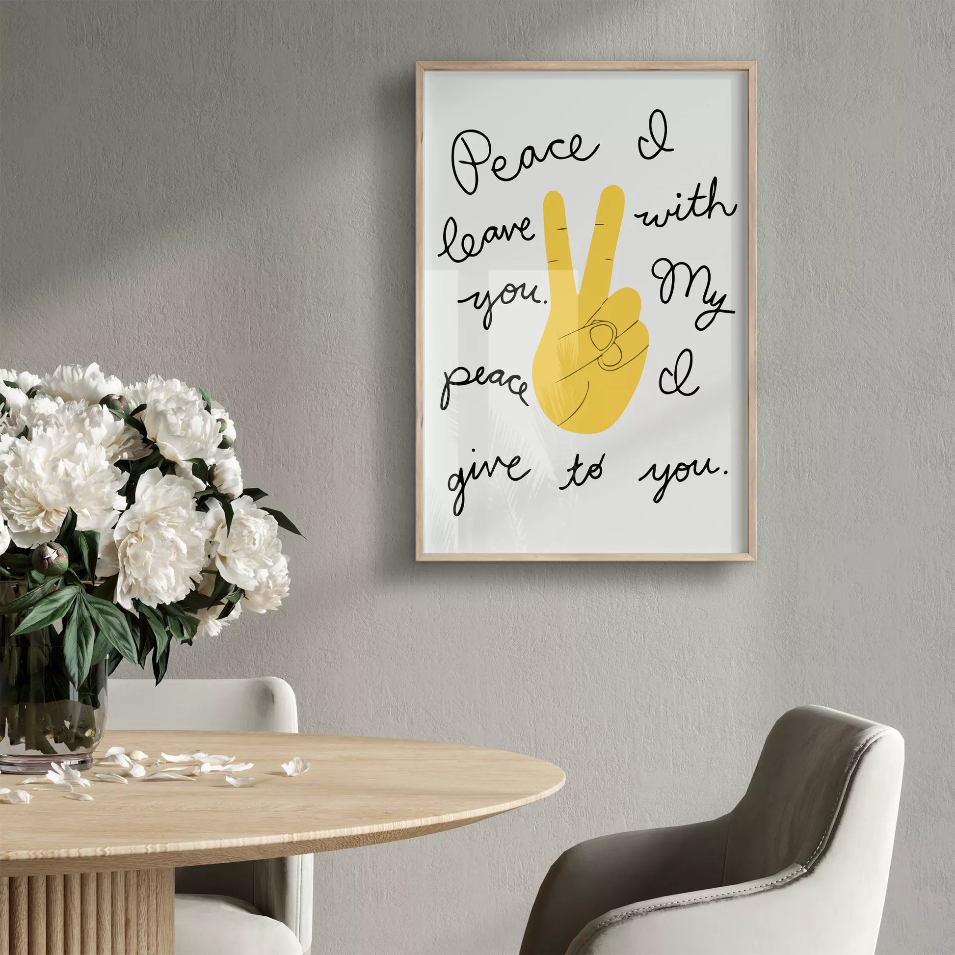 黄色いピースサインと手書きメッセージのモダンなウォールアート