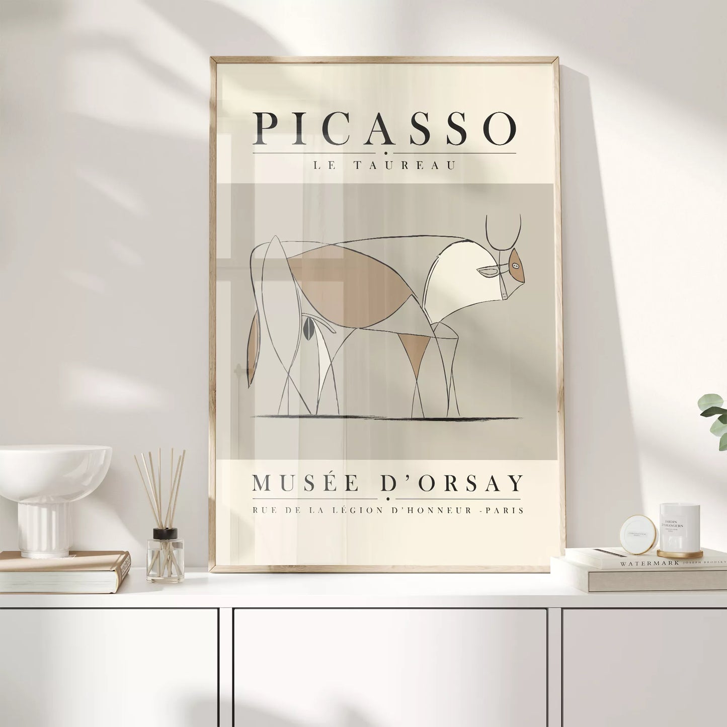 ピカソの牛のミニマリストライン画、グレーとベージュの色調