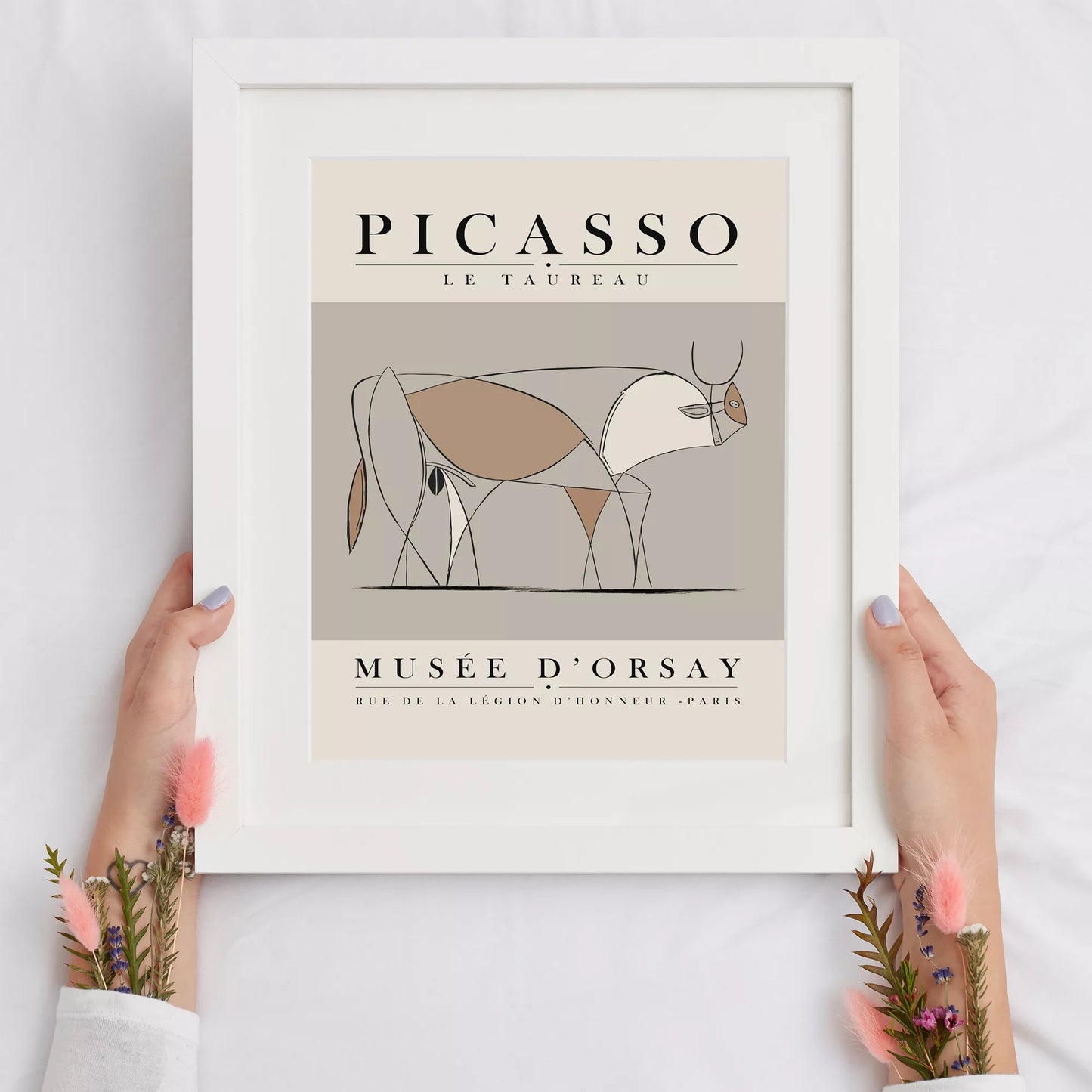 ピカソの牛のミニマリストライン画、グレーとベージュの色調