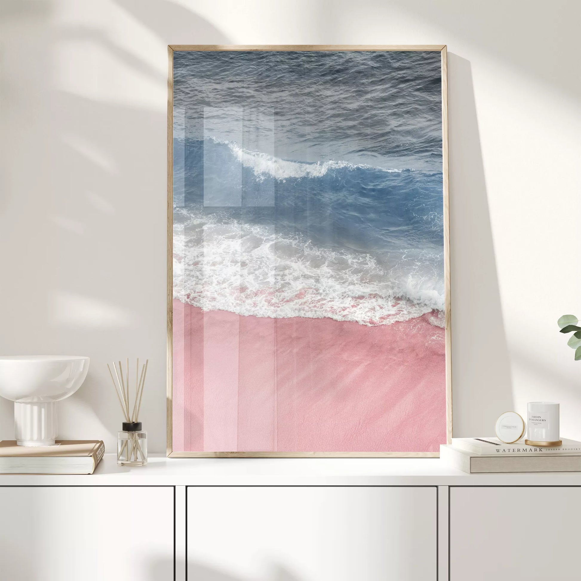 ピンクの砂浜と青い波が織りなす癒しのビーチアート